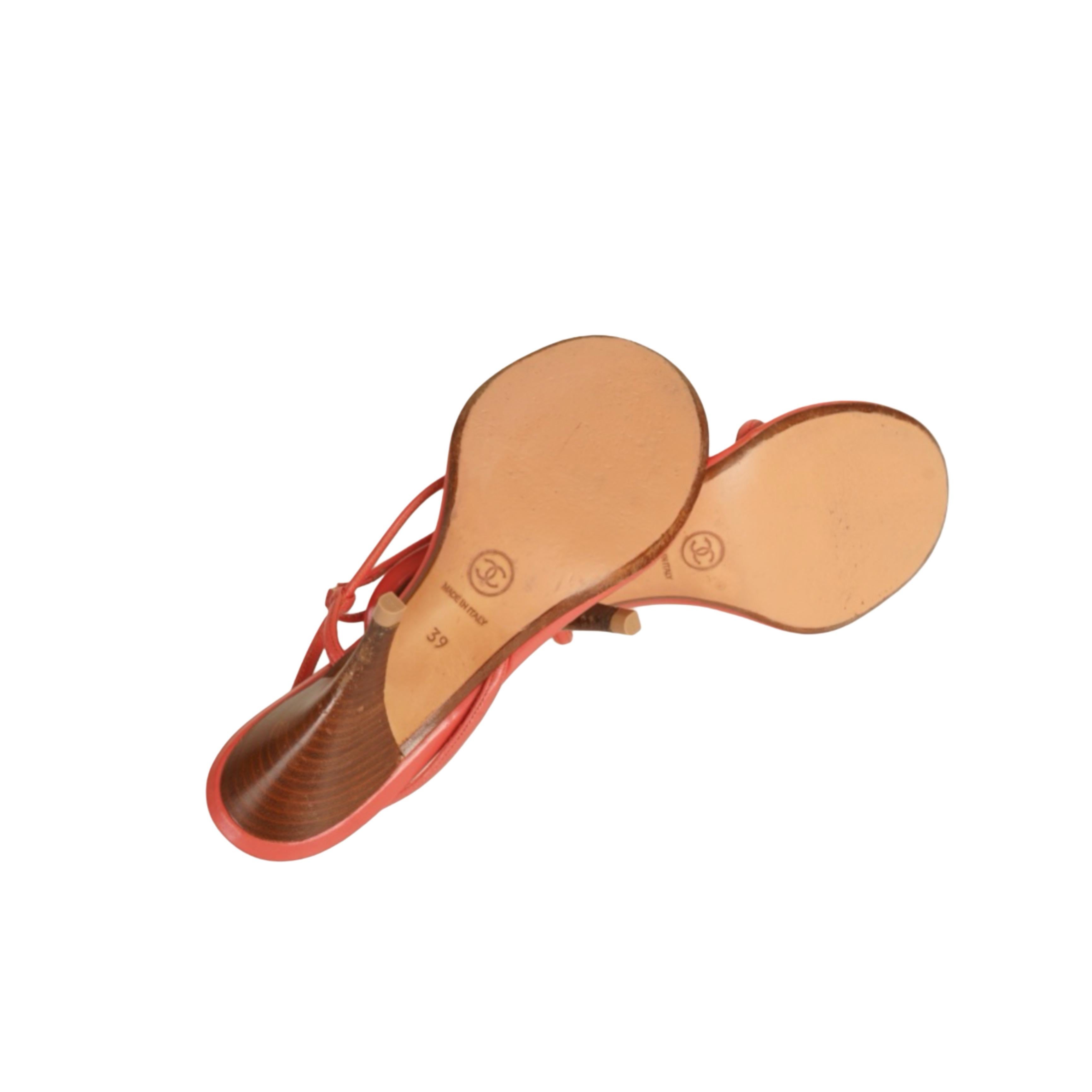 Donna Chanel P/E 2004: tacchi a spillo in pelle rosa coccinella in vendita