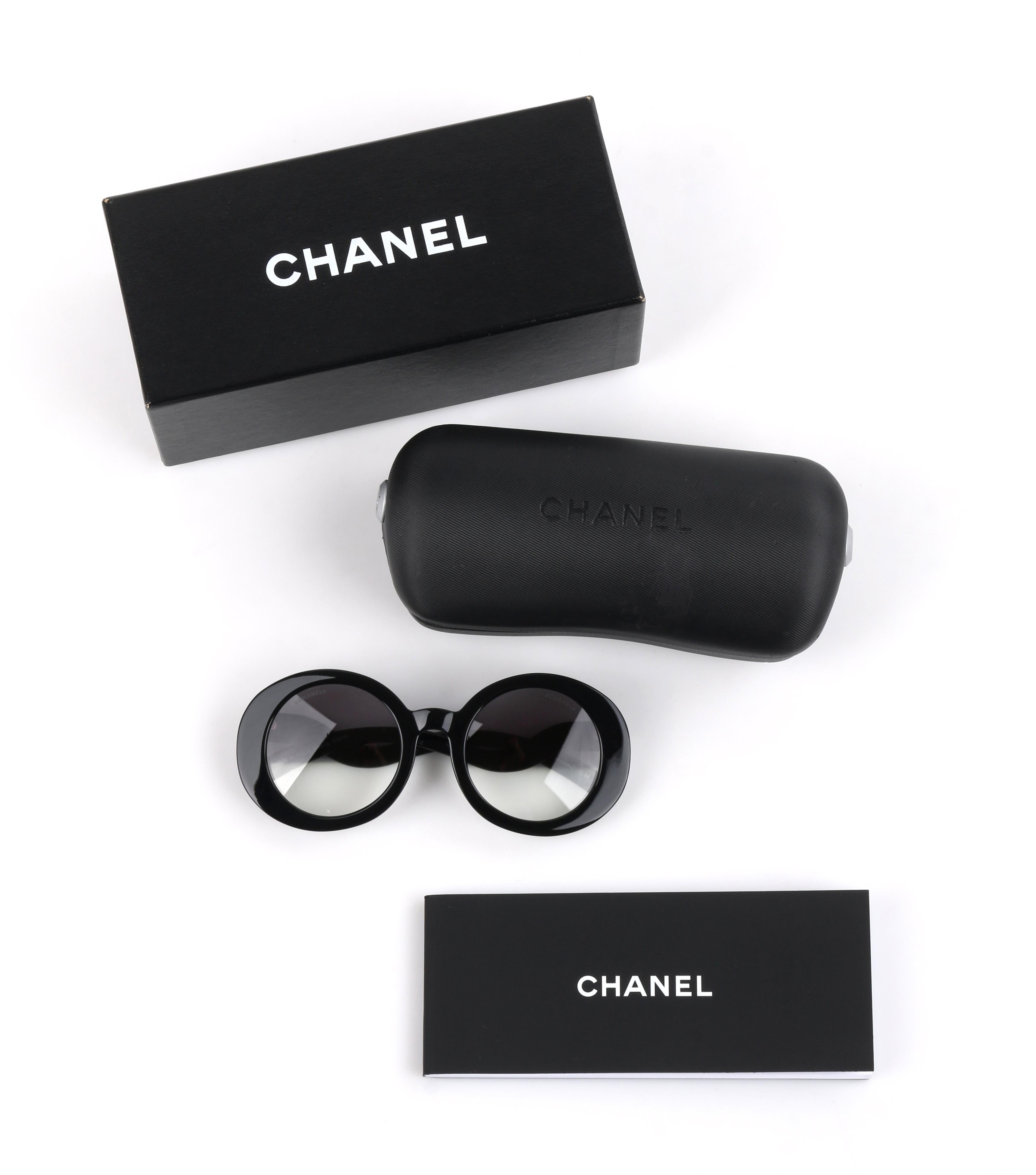 CHANEL S/S 2007 Black Round Half-Tint Sunglasses S5018
 
Brand / Manufacturer: Chanel 
Style: Sunglasses
Color(s): Black
Additional Details / Inclusions: Chanel S/S 2007 Iconic black round half-tint sunglasses. Black plastic frame; circle