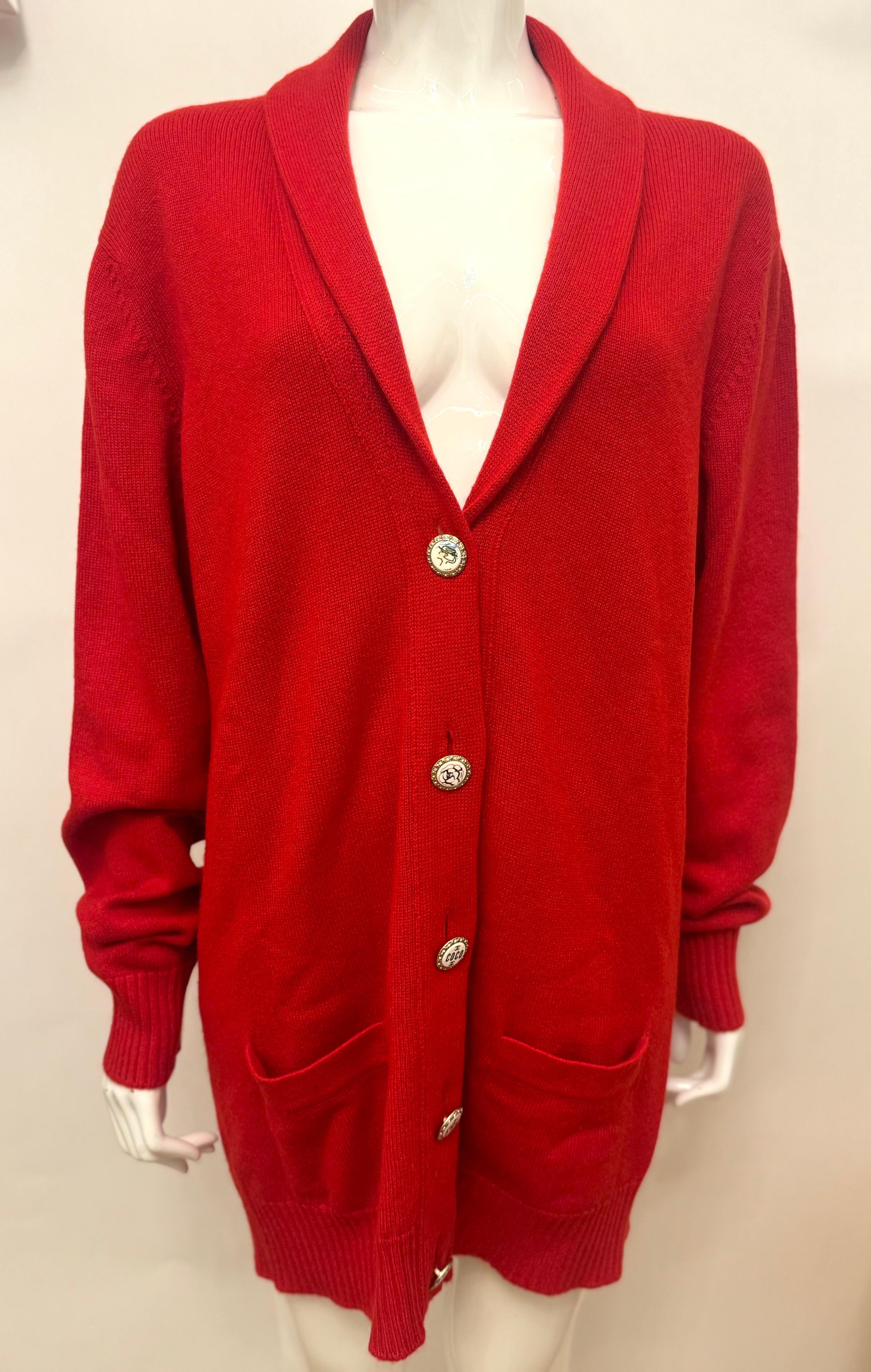 Femenino o masculino Chanel S/S 2008 by Karl Lagerfeld runway red cashmere cardigan en venta