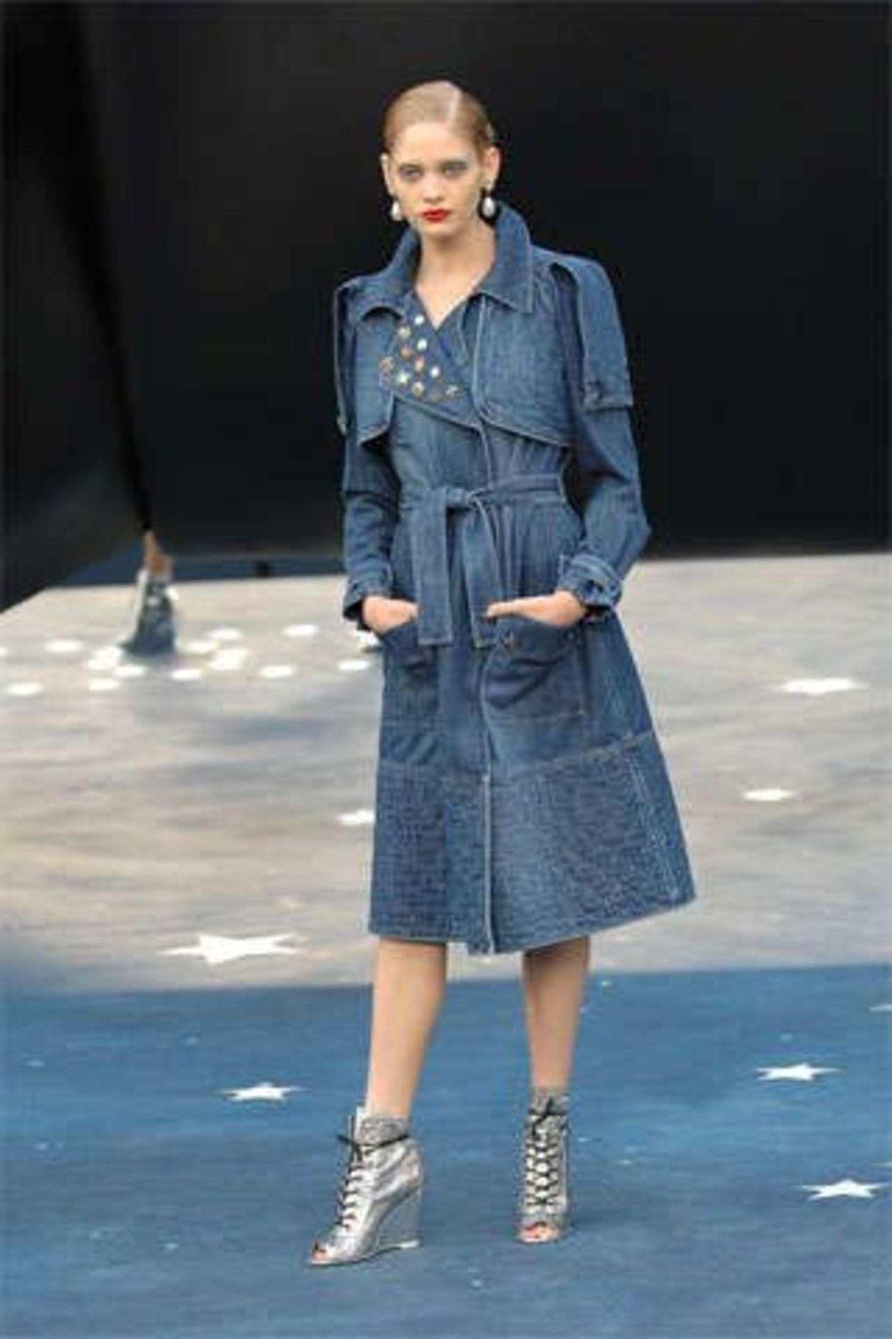 Gris Chanel - Imperméable en jean, veste de défilé, printemps-été 2008  en vente