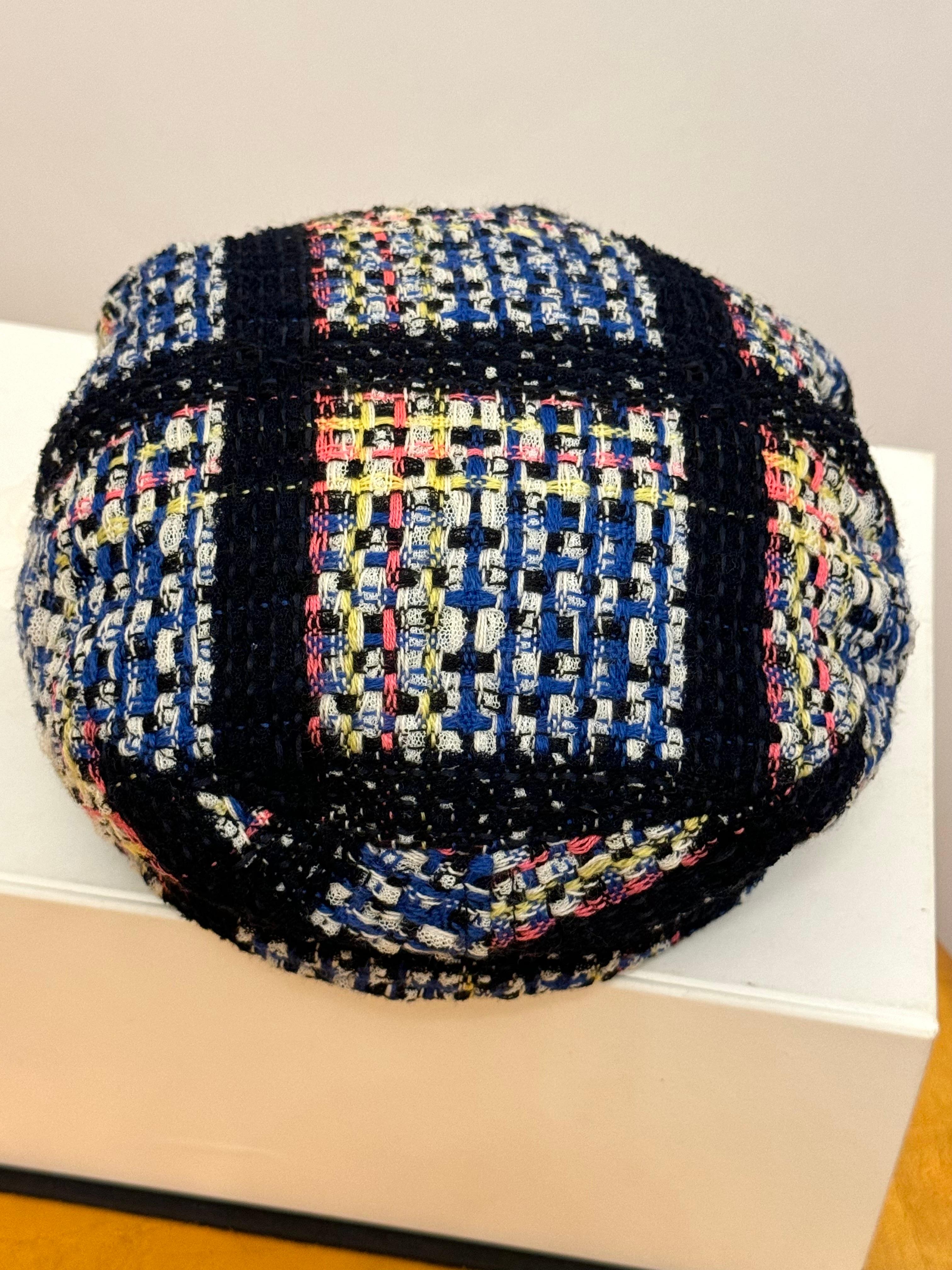 CAP in tweed Chanel P/E 2009 4