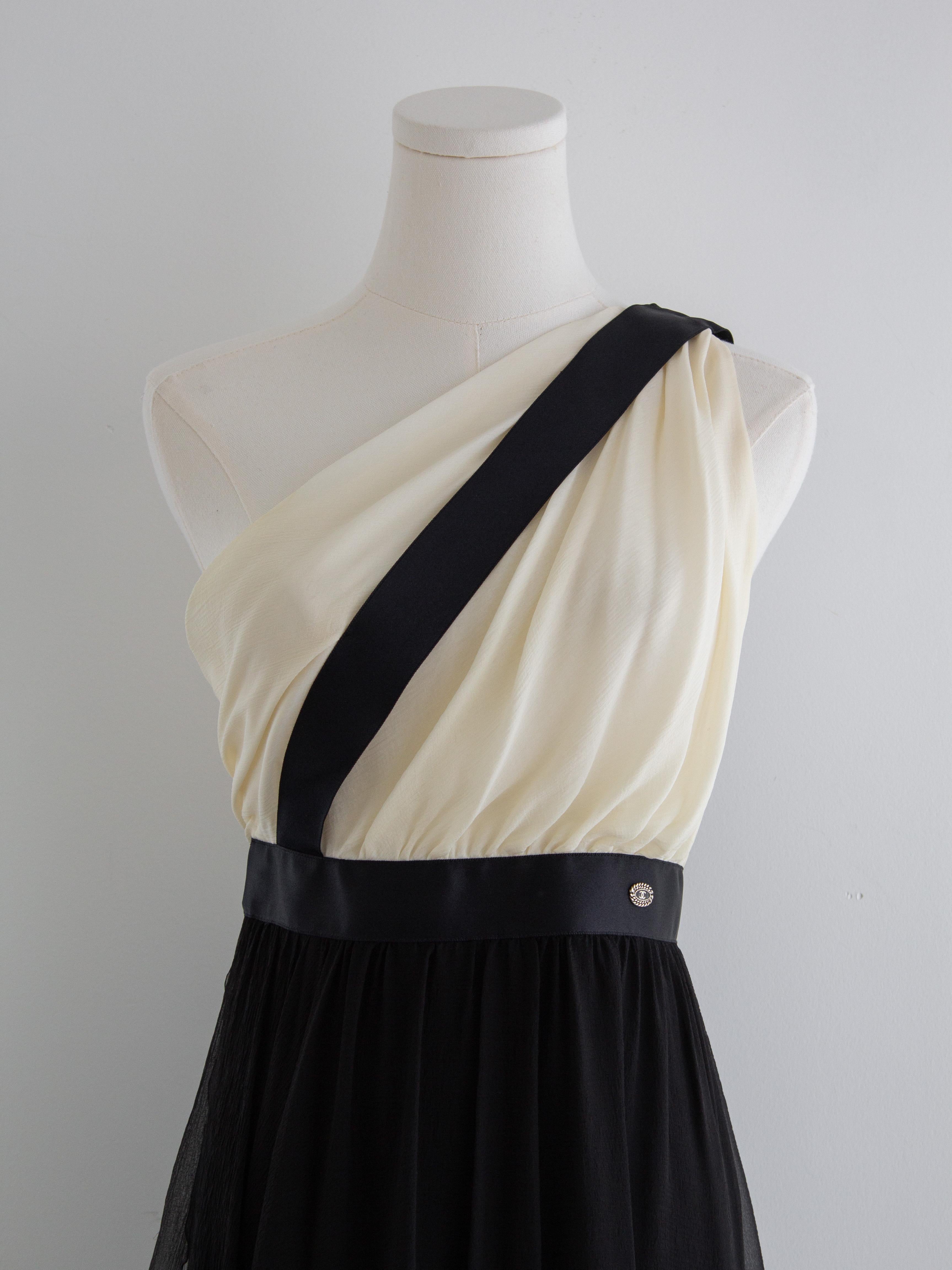 Chanel S/S 2010 Black White Grecian One-Shoulder Draped Silk 10P Gown In Good Condition For Sale In Jersey City, NJ