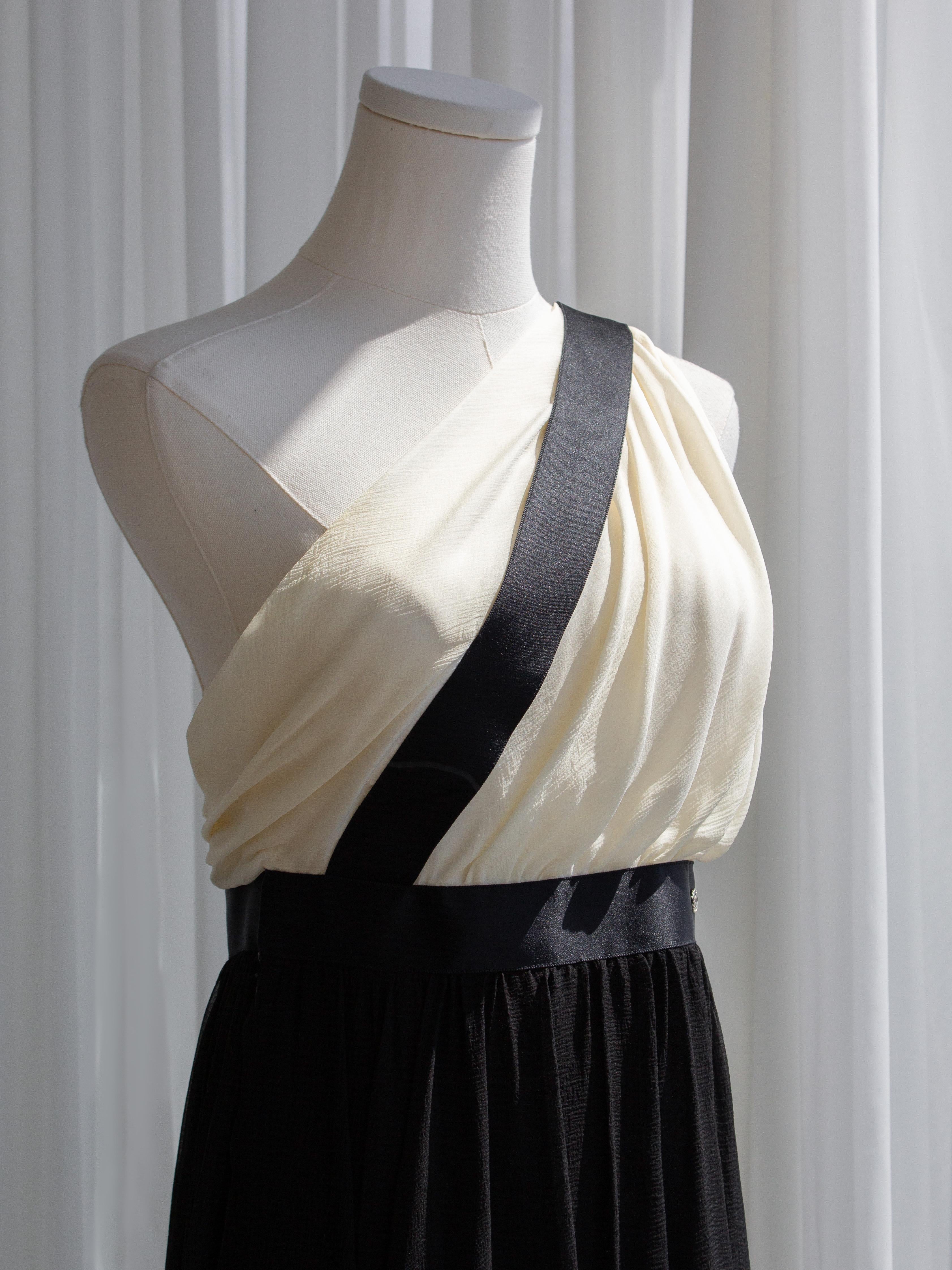 Chanel S/S 2010 Black White Grecian One-Shoulder Draped Silk 10P Gown For Sale 4