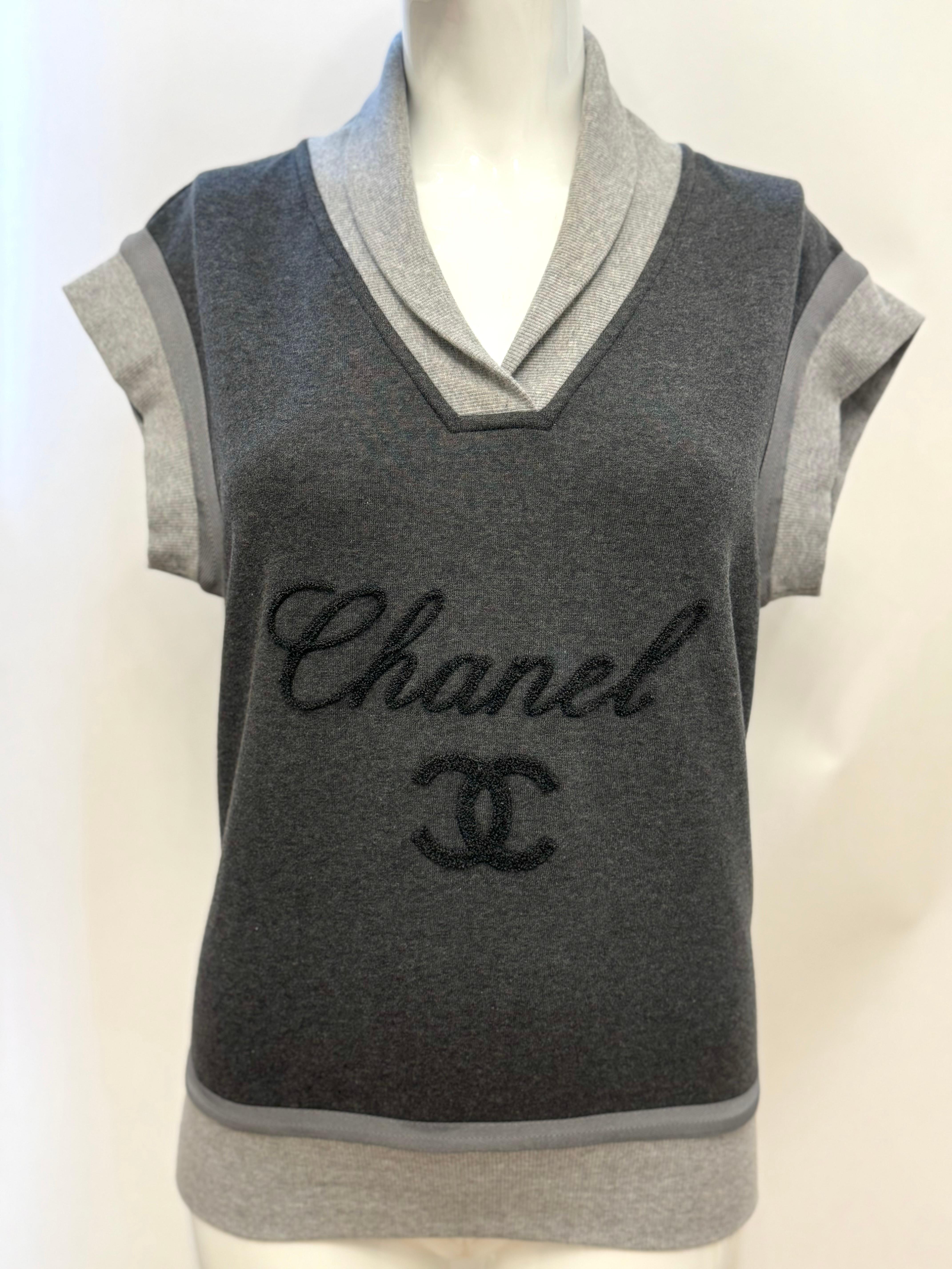 Felpa Chanel primavera estate 2010 in cotone grigio, taglia 38 FR, busto 40 fino a 46 pollici, lunghezza 28,5 pollici, spalle 18 fino a 21. 