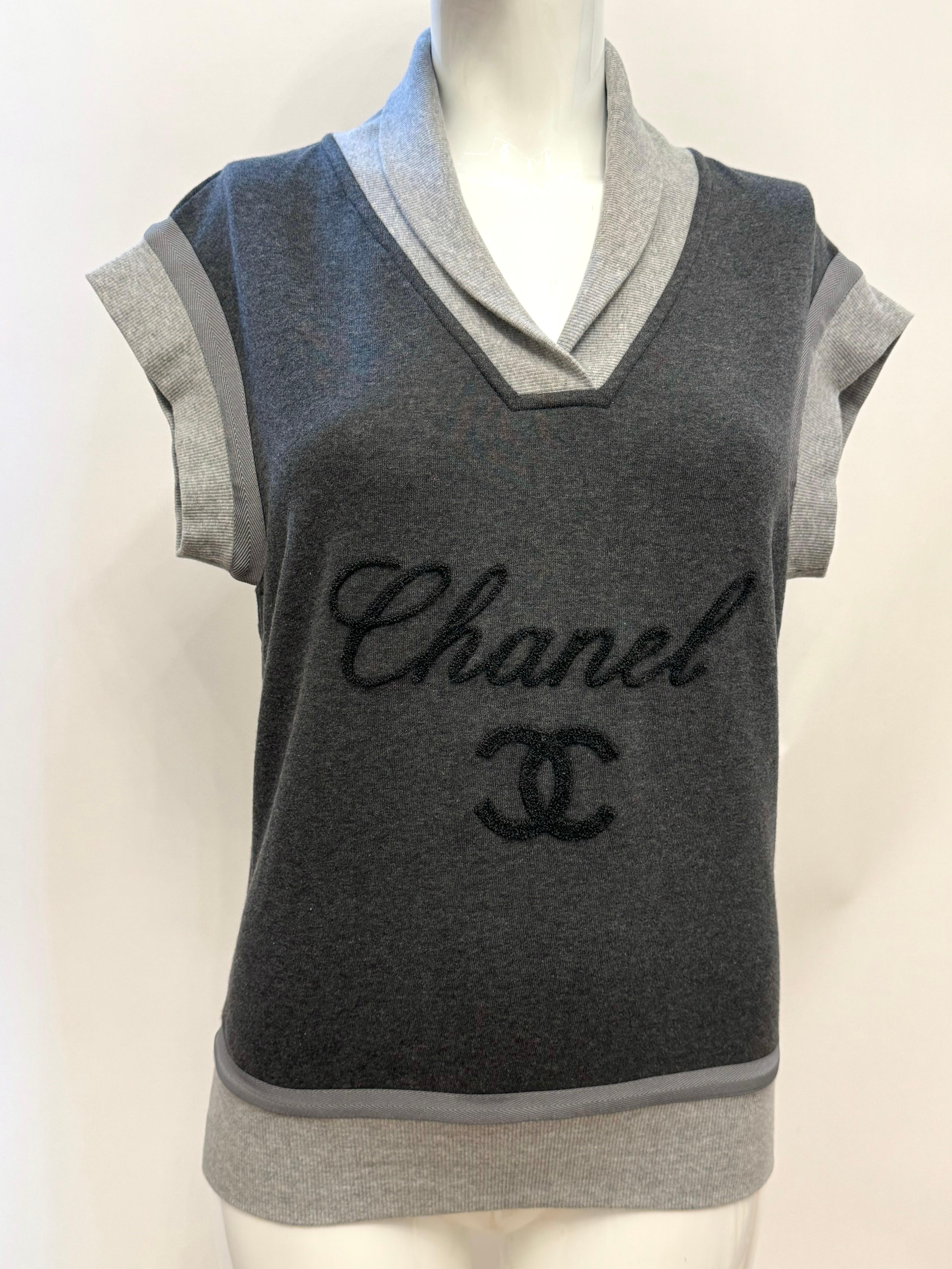 Felpa con logo in cotone grigio Chanel P/E 2010 in vendita 1