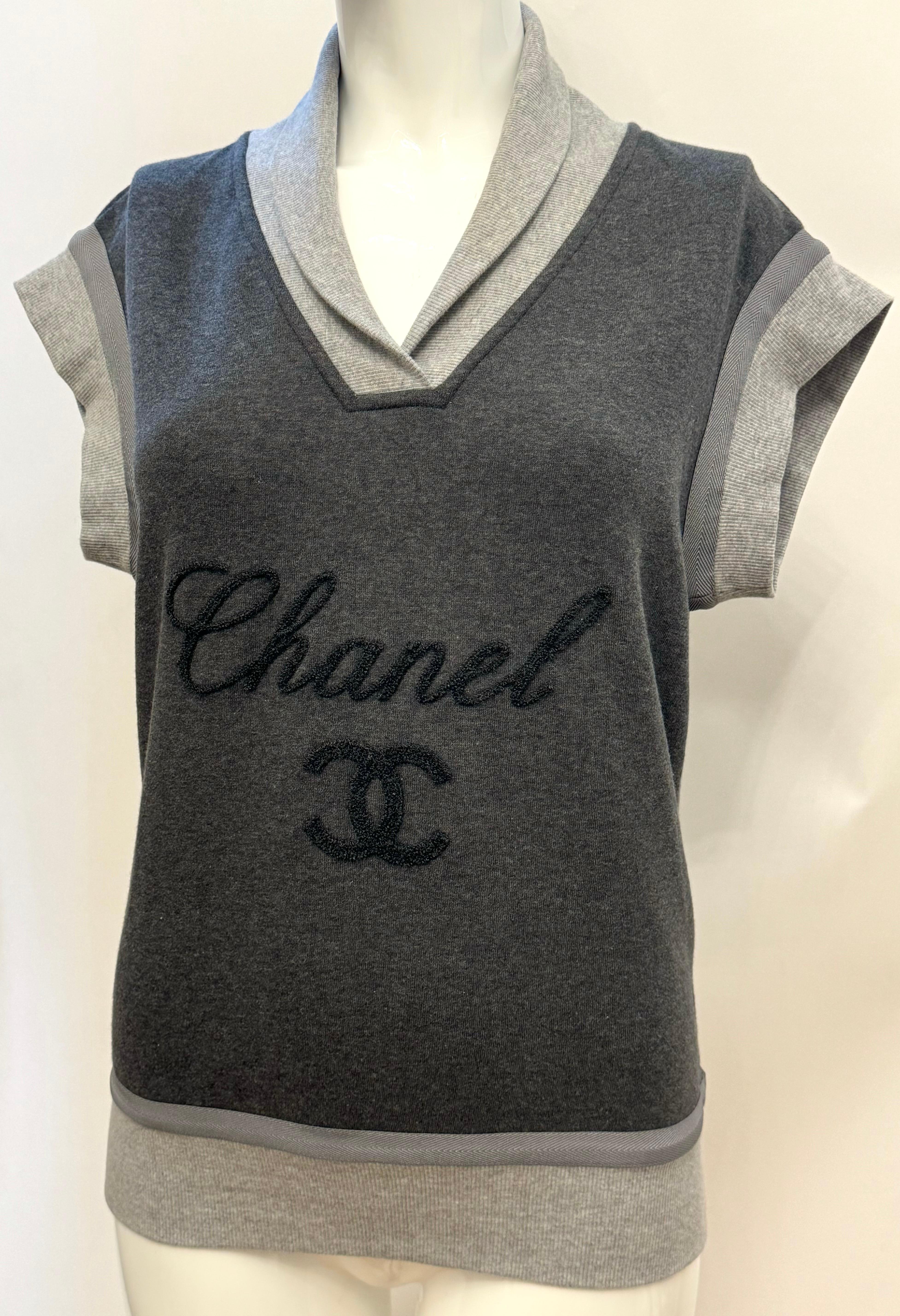 Felpa con logo in cotone grigio Chanel P/E 2010 in vendita 2