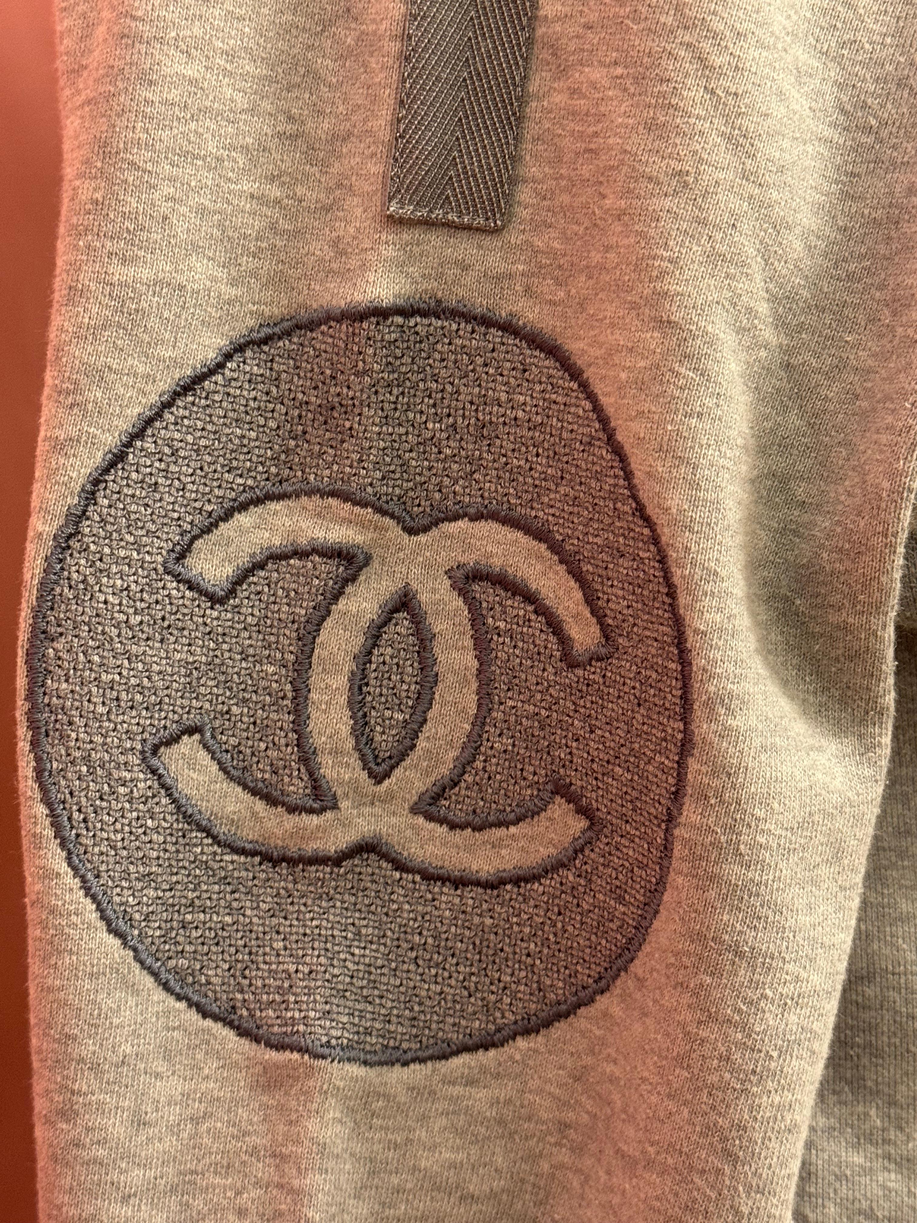 Chanel S/S 2010 sweat logomania gris Rihanna en vente 5