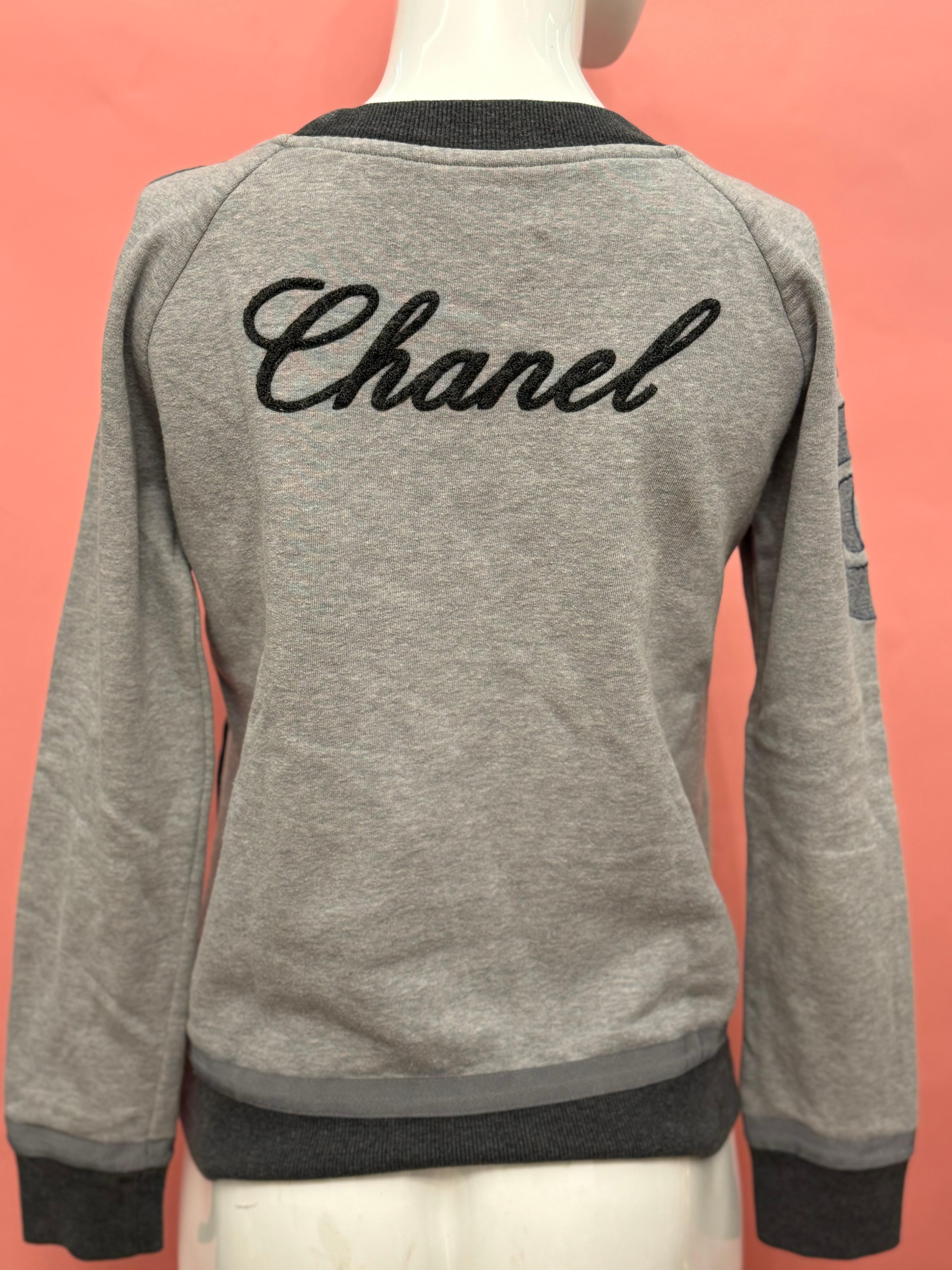 Chanel spring summer 2010 cotton grey sweatshirt as seen on Rihanna size 36 FR very good condition
Buste 20 à 23 pouces, épaules 17.5 à 20 et longueur environ 23.5