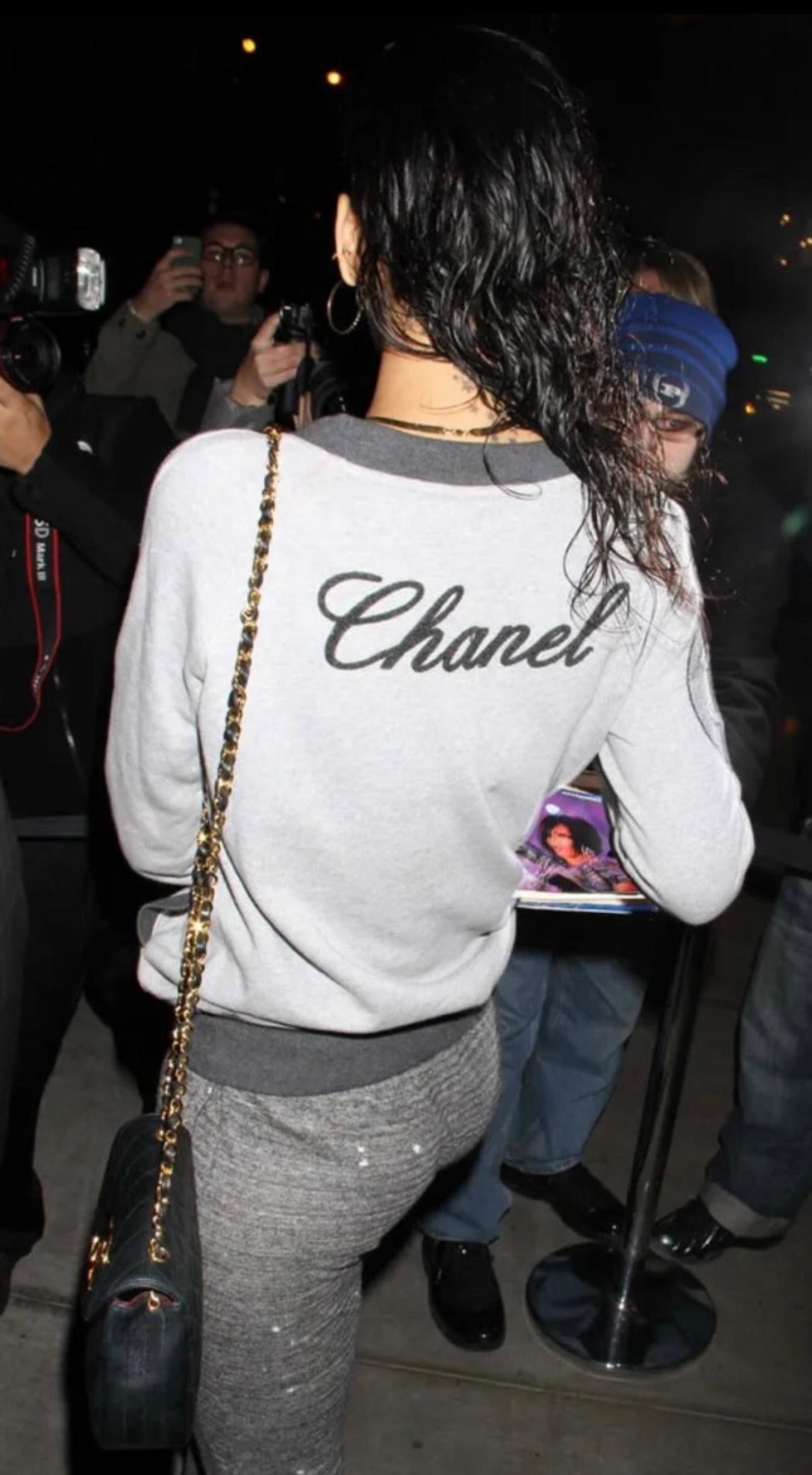 Chanel S/S 2010 sweat logomania gris Rihanna Excellent état - En vente à PARIS, FR