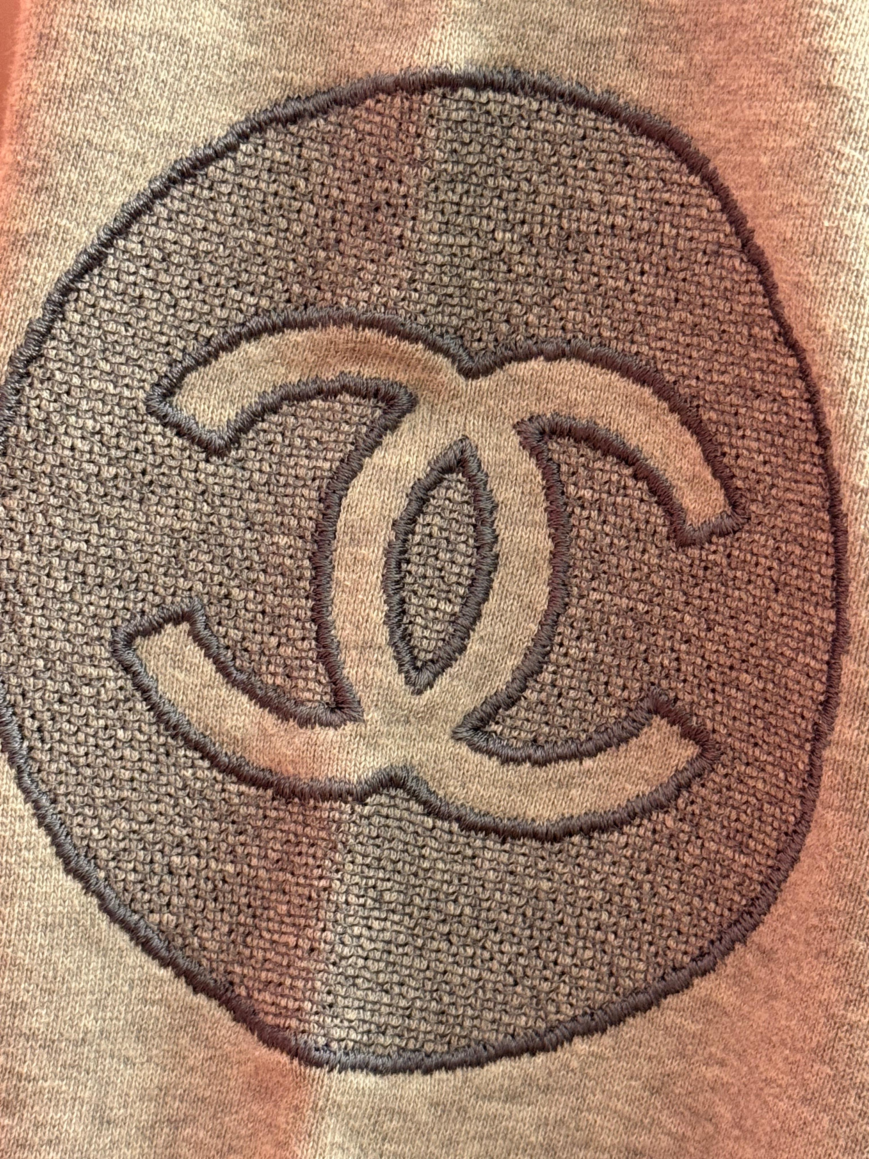 Chanel S/S 2010 sweat logomania gris Rihanna Unisexe en vente