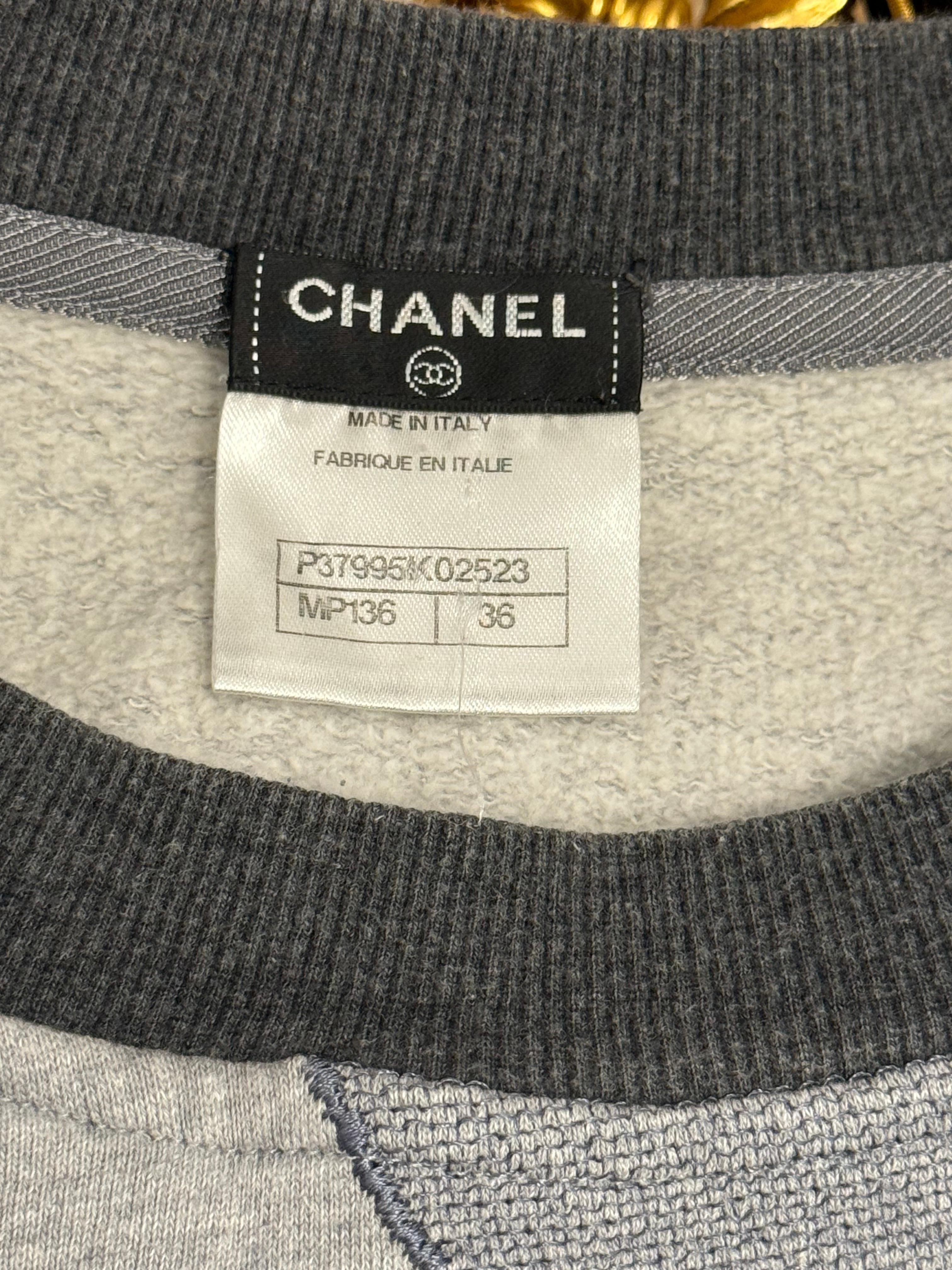 Chanel S/S 2010 sweat logomania gris Rihanna en vente 1