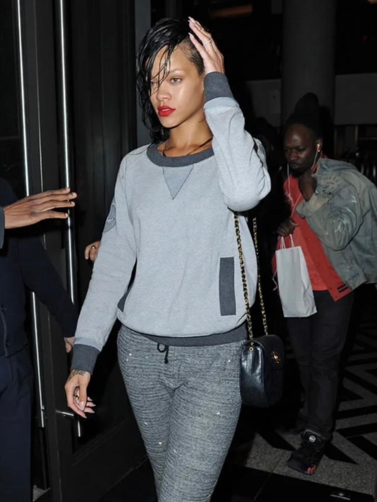 Chanel S/S 2010 sweat logomania gris Rihanna en vente 2