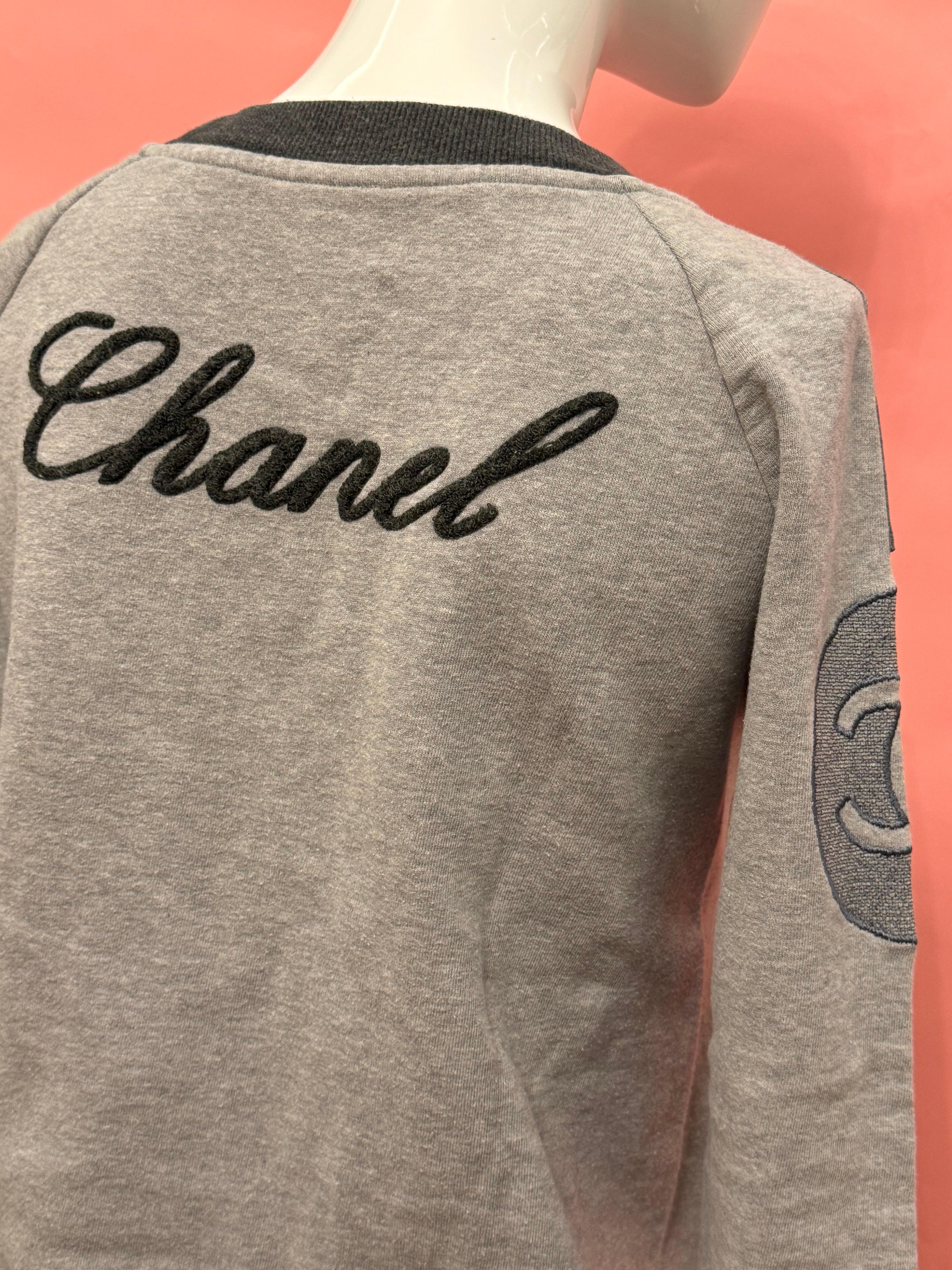 Chanel S/S 2010 sweat logomania gris Rihanna en vente 3
