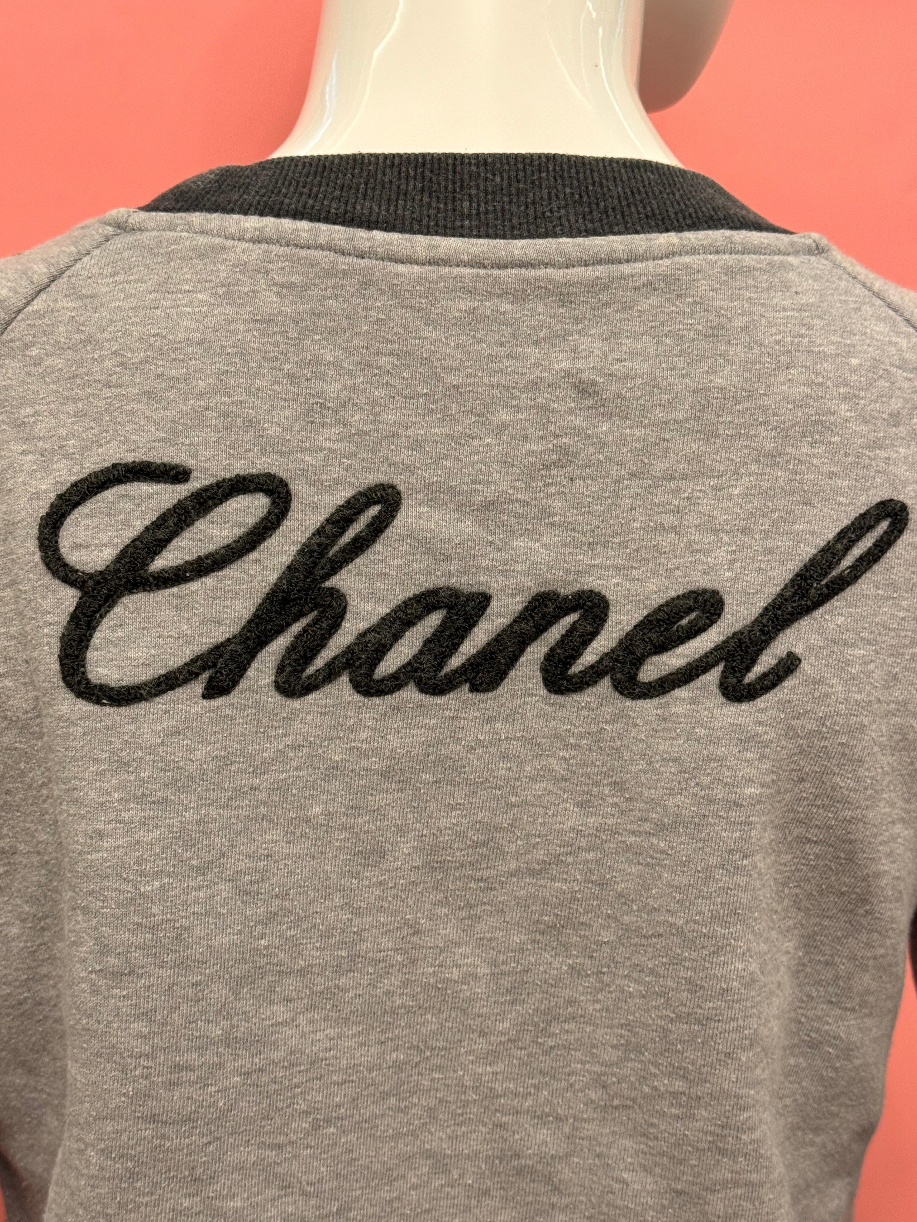 Chanel S/S 2010 sweat logomania gris Rihanna en vente 4