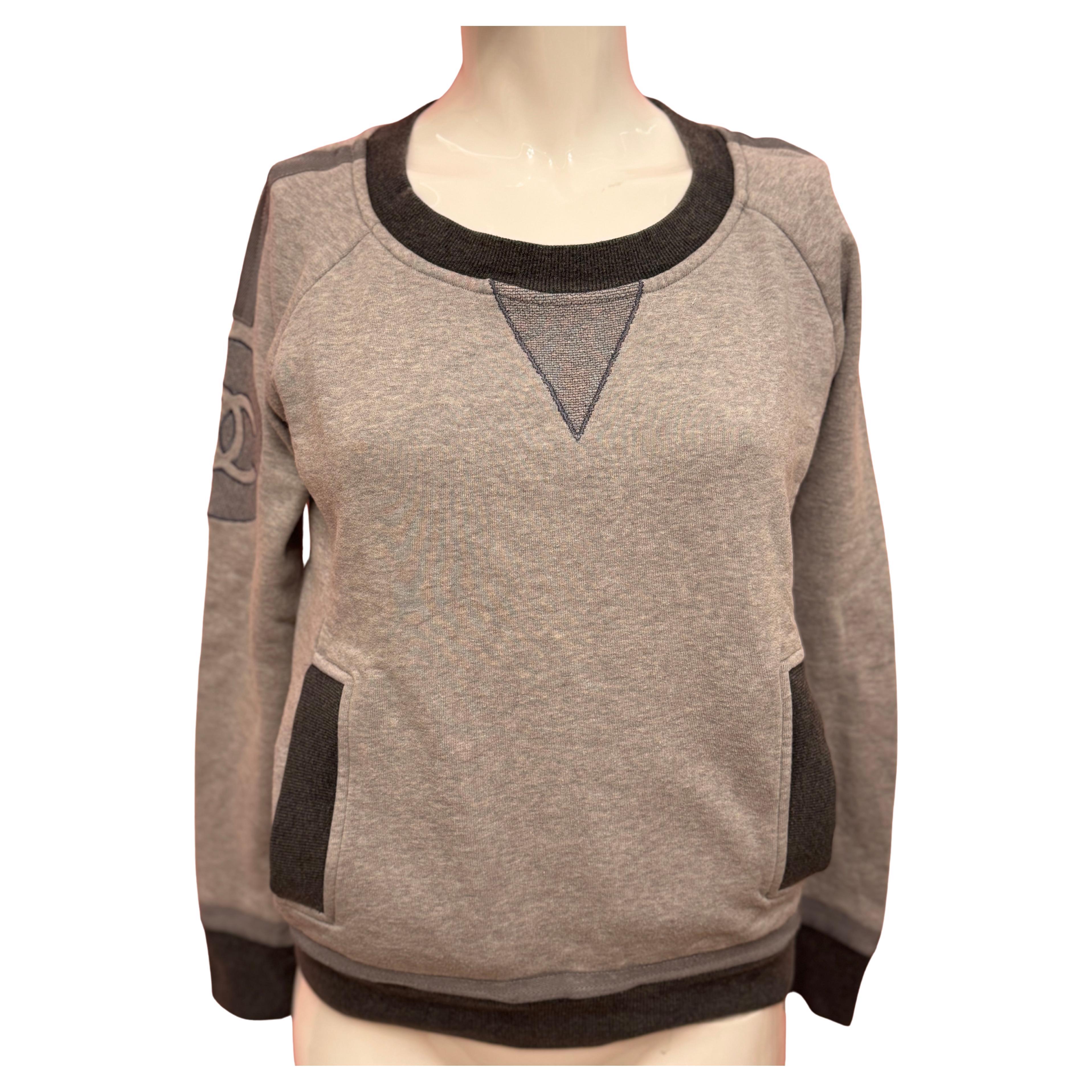 Chanel S/S 2010 sweat logomania gris Rihanna en vente