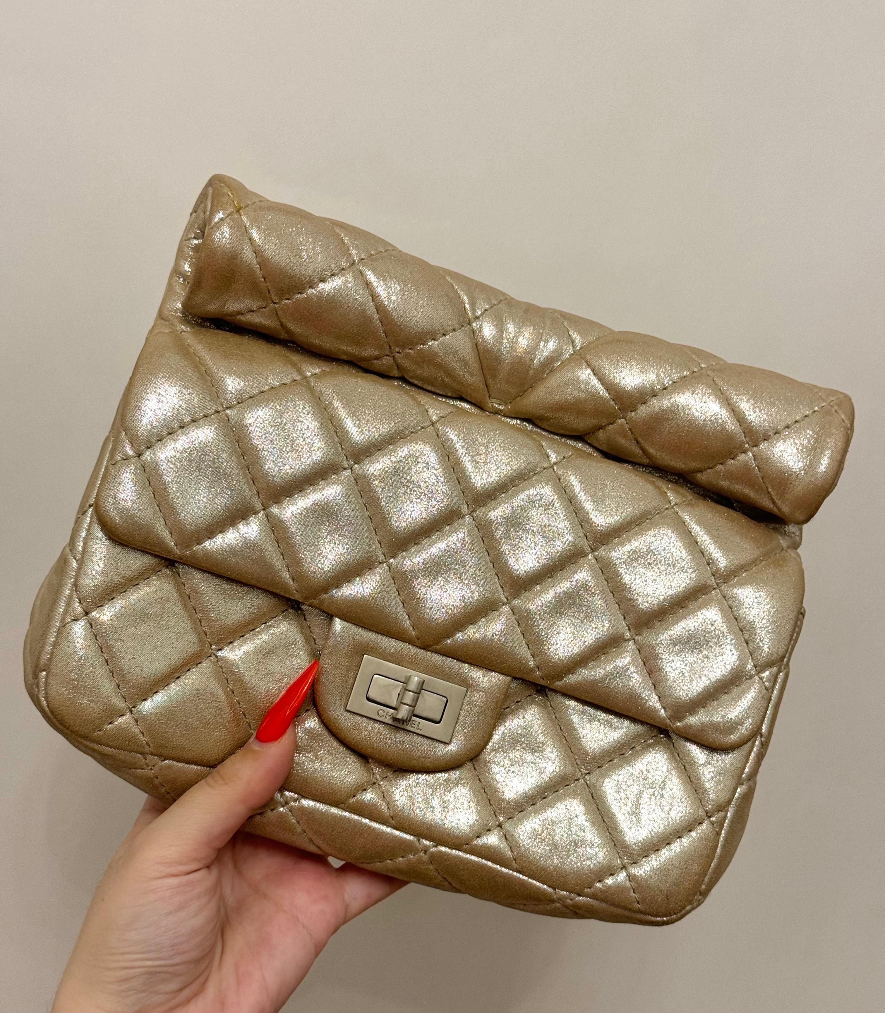 Chanel S/S 2011 reissue pochette rouleau en cuir de veau métallisé or en vente 5