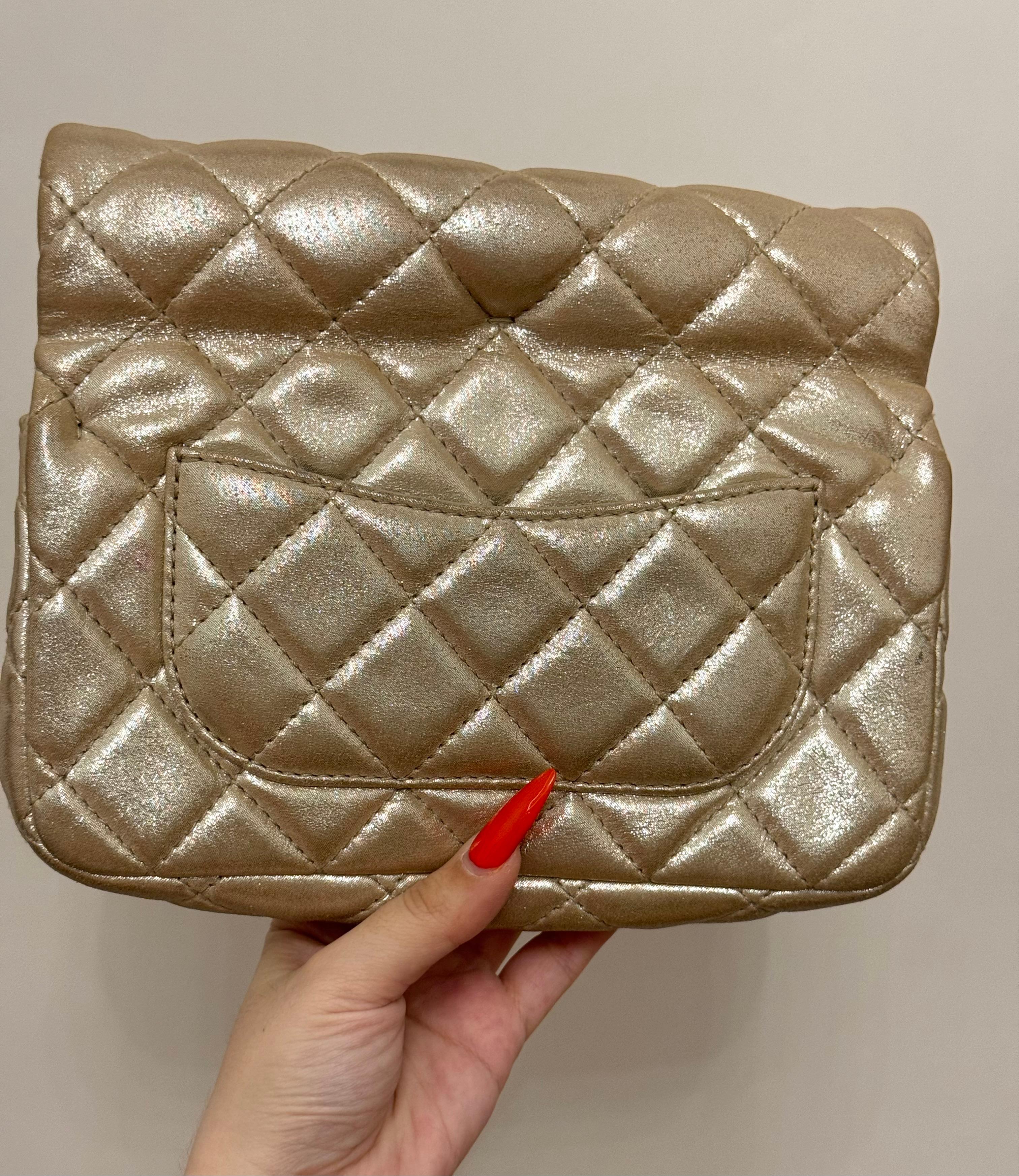 Chanel S/S 2011 reissue pochette rouleau en cuir de veau métallisé or en vente 6