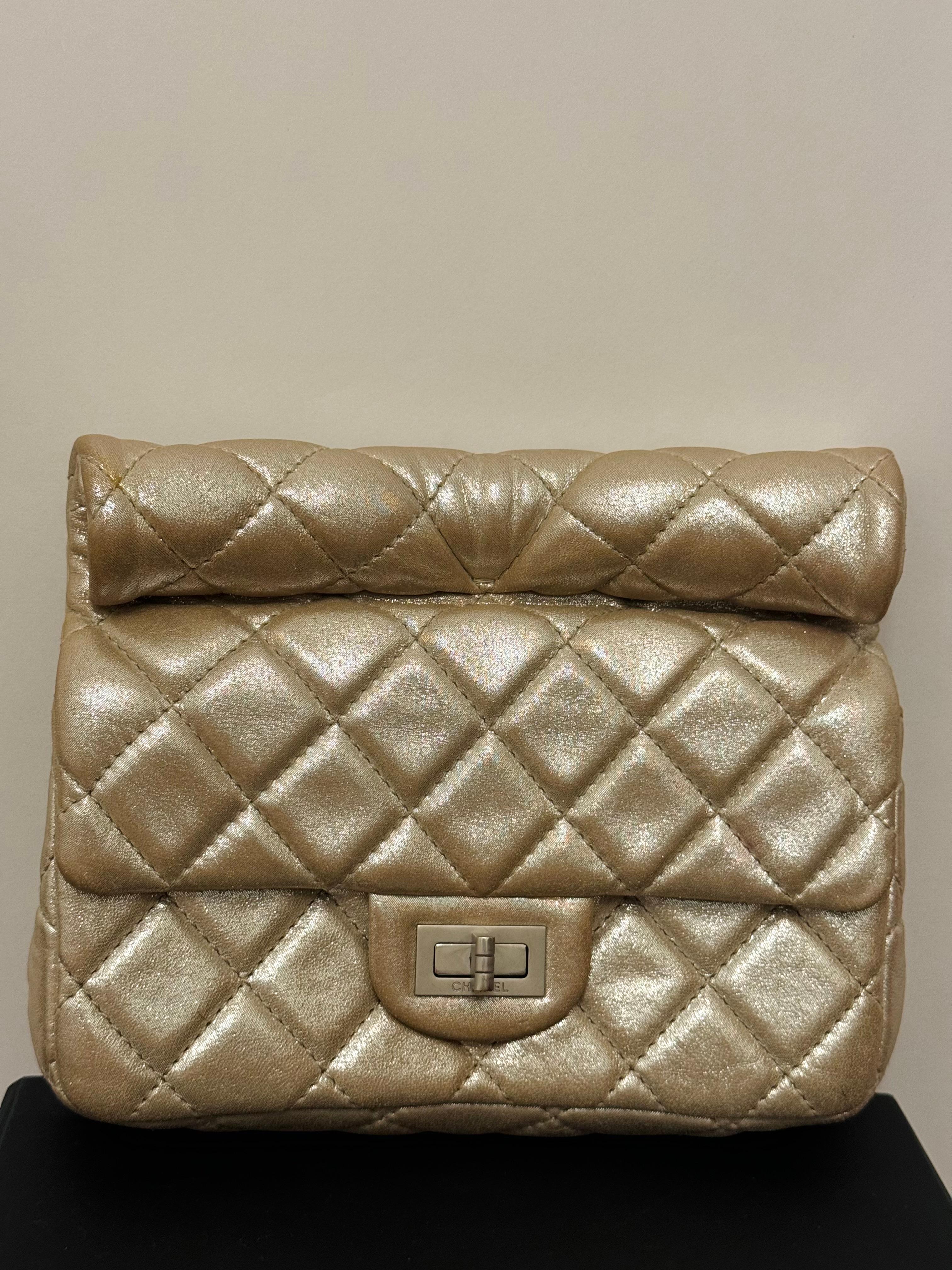 Chanel S/S 2011 reissue pochette rouleau en cuir de veau métallisé or en vente 7