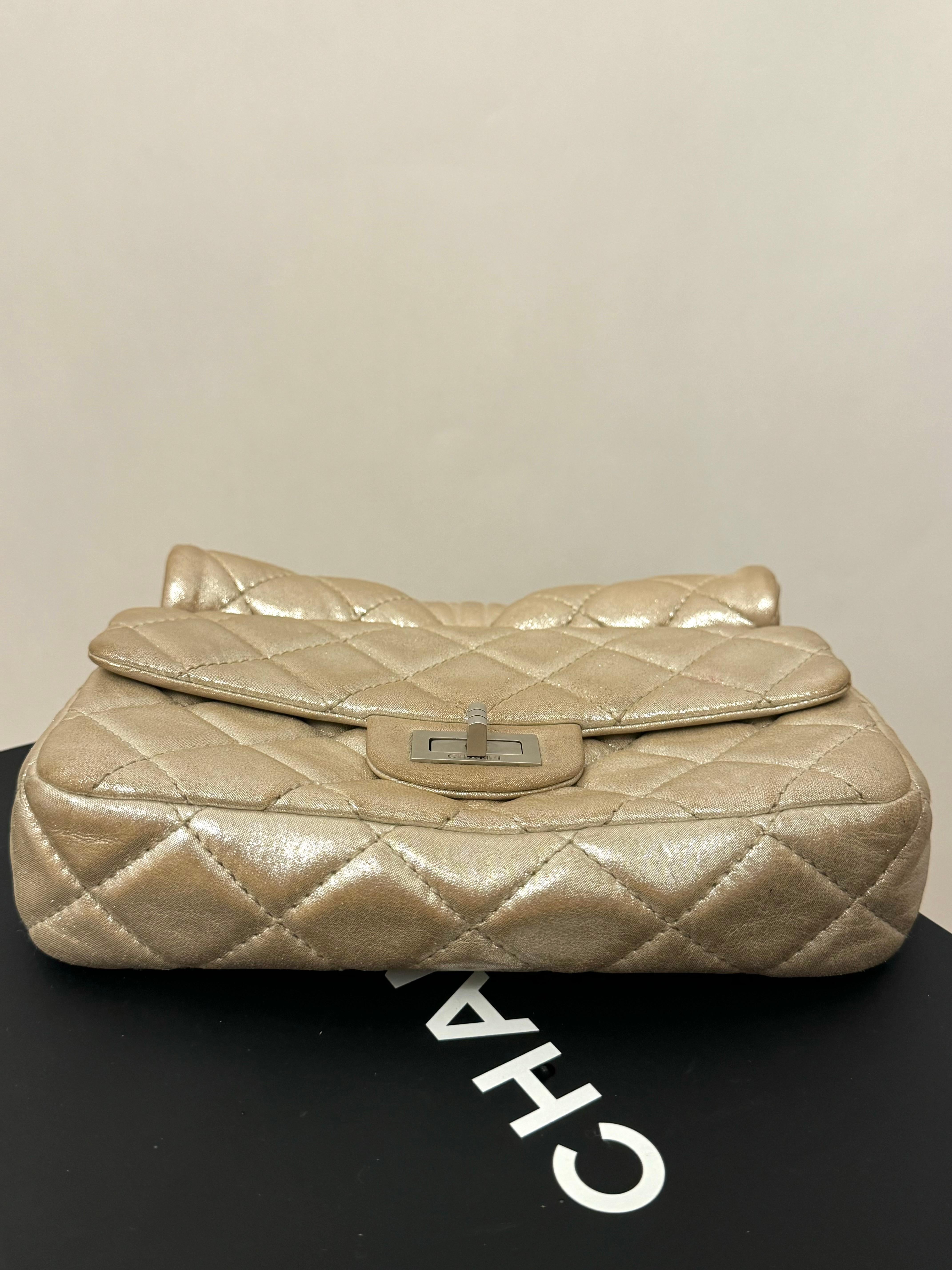 Chanel S/S 2011 reissue pochette rouleau en cuir de veau métallisé or en vente 8