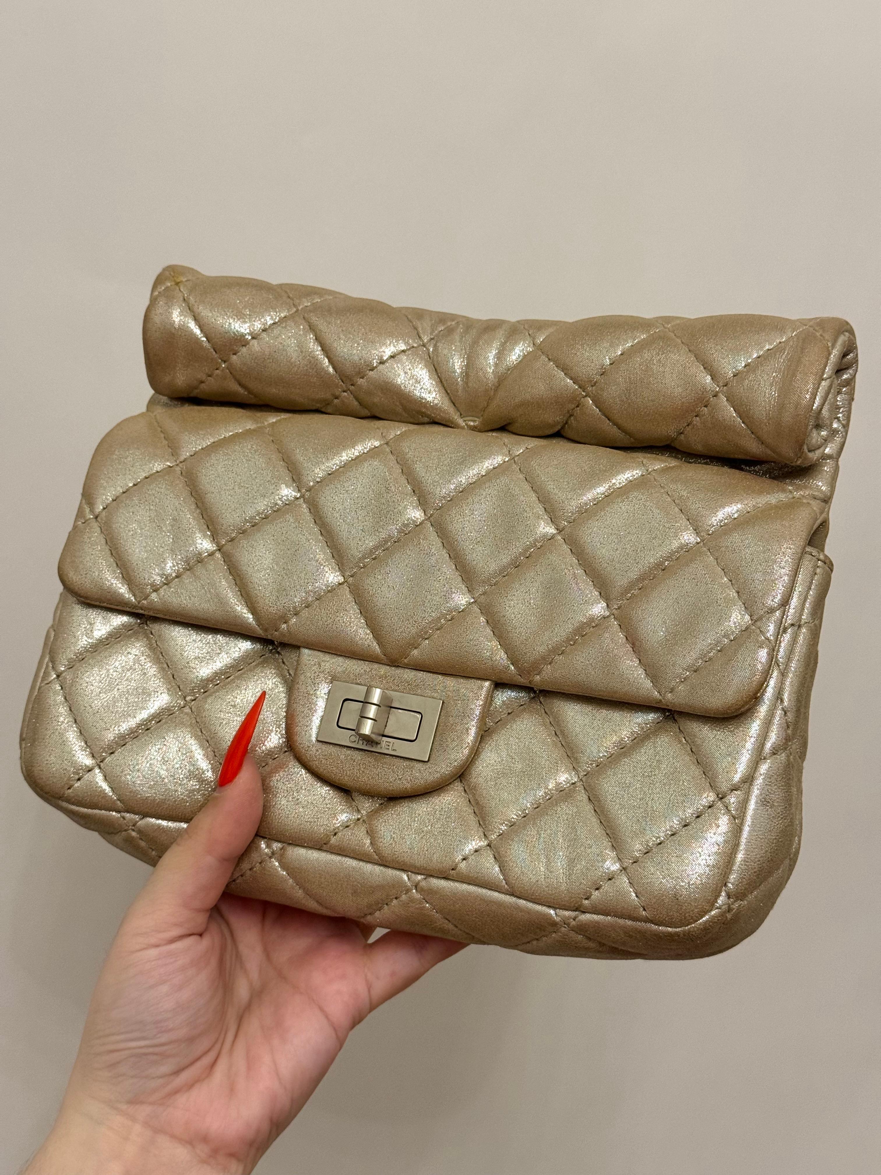 Chanel S/S 2011 reissue pochette rouleau en cuir de veau métallisé or en vente 9