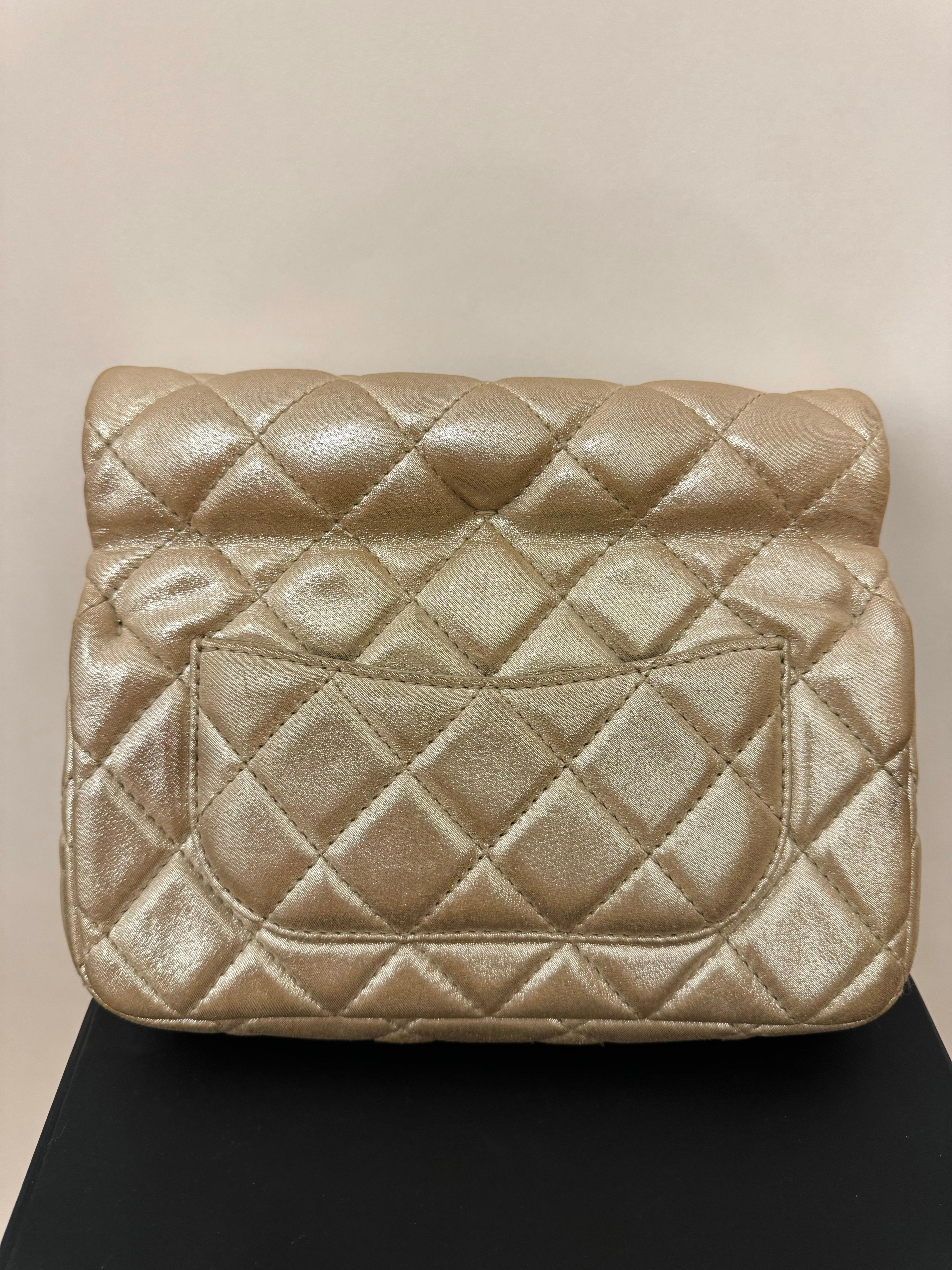 Chanel S/S 2011 reissue pochette rouleau en cuir de veau métallisé or en vente 10