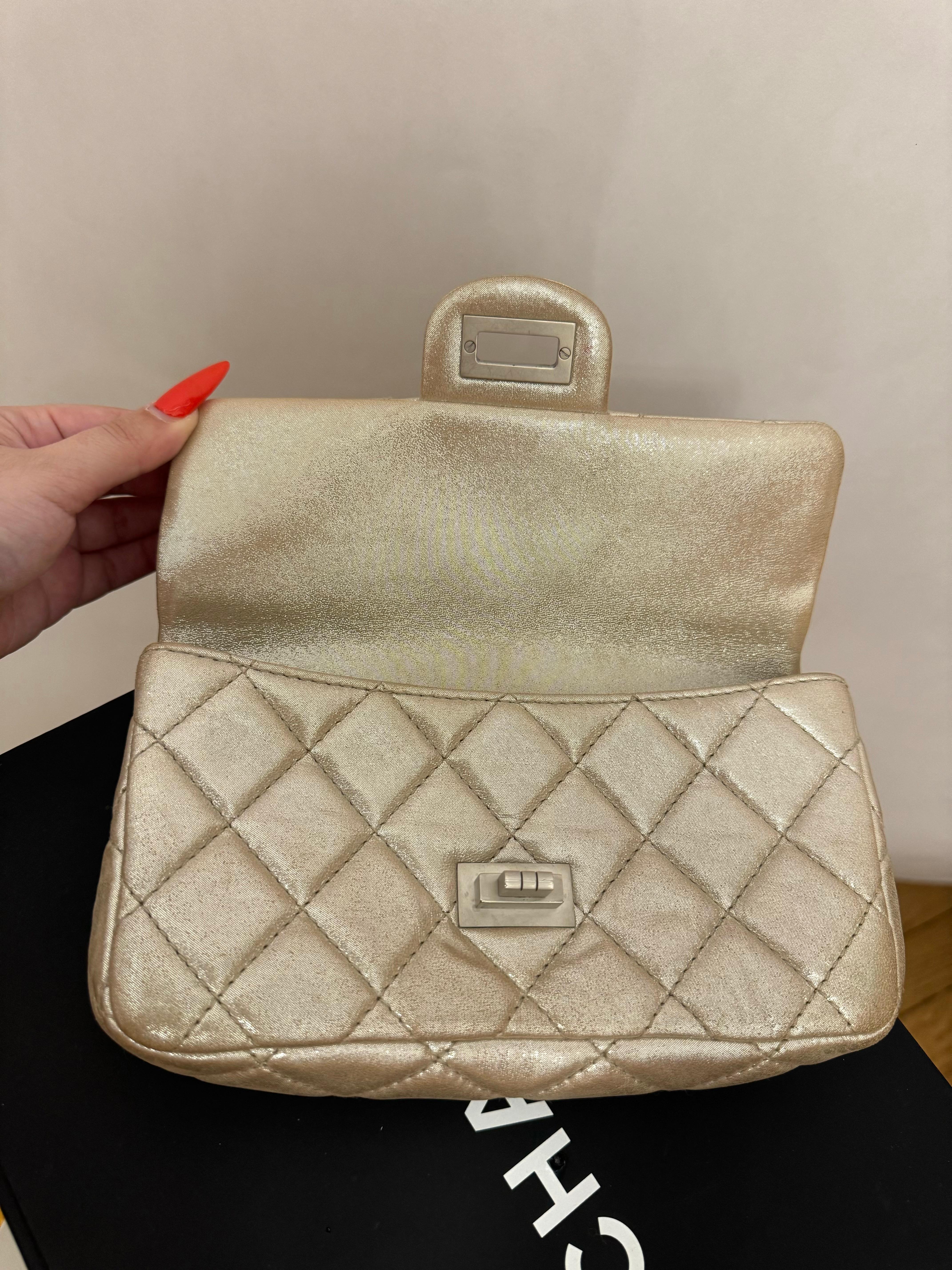 Chanel S/S 2011 reissue pochette rouleau en cuir de veau métallisé or en vente 11