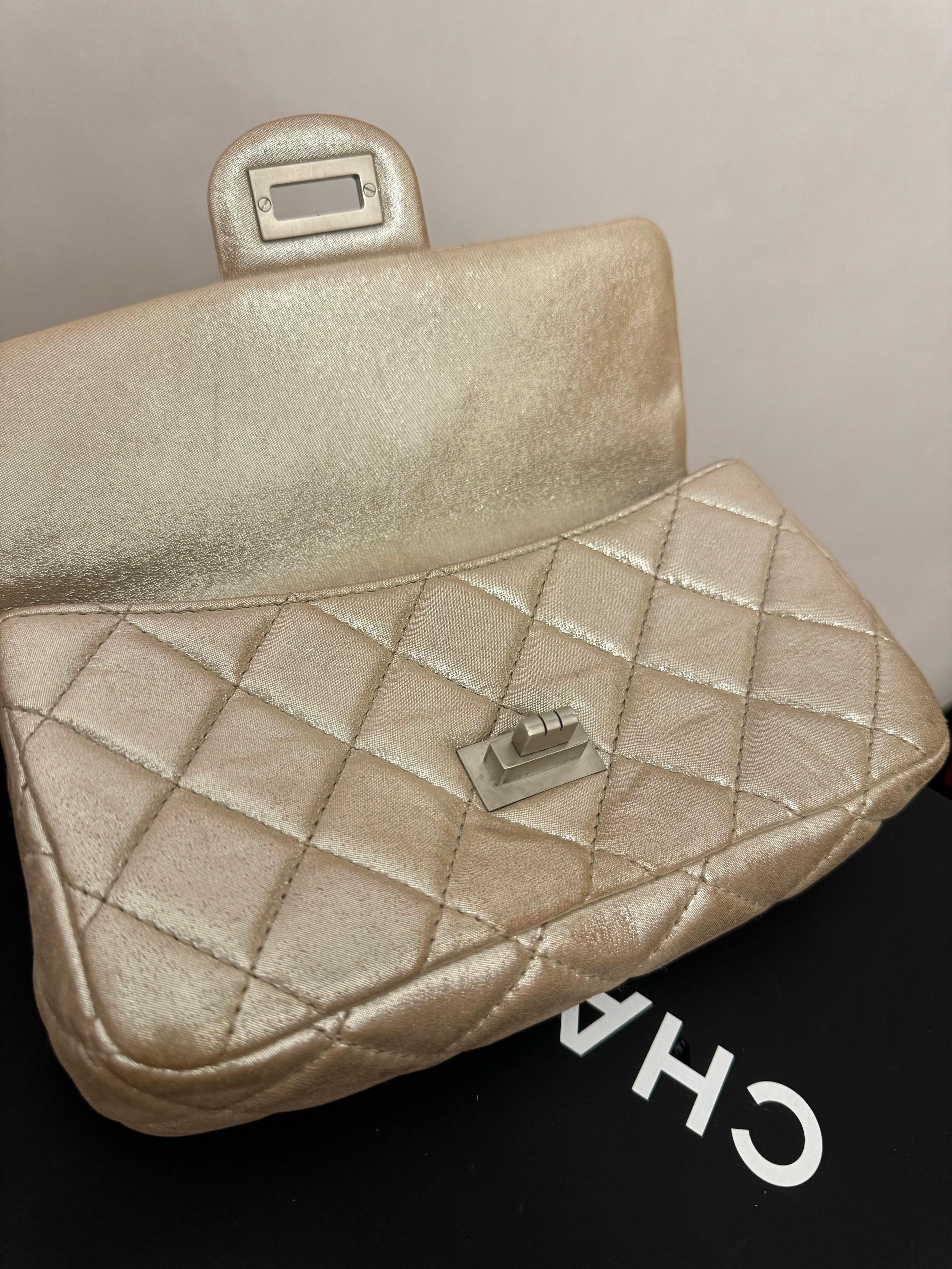 Chanel S/S 2011 reissue pochette rouleau en cuir de veau métallisé or en vente 12