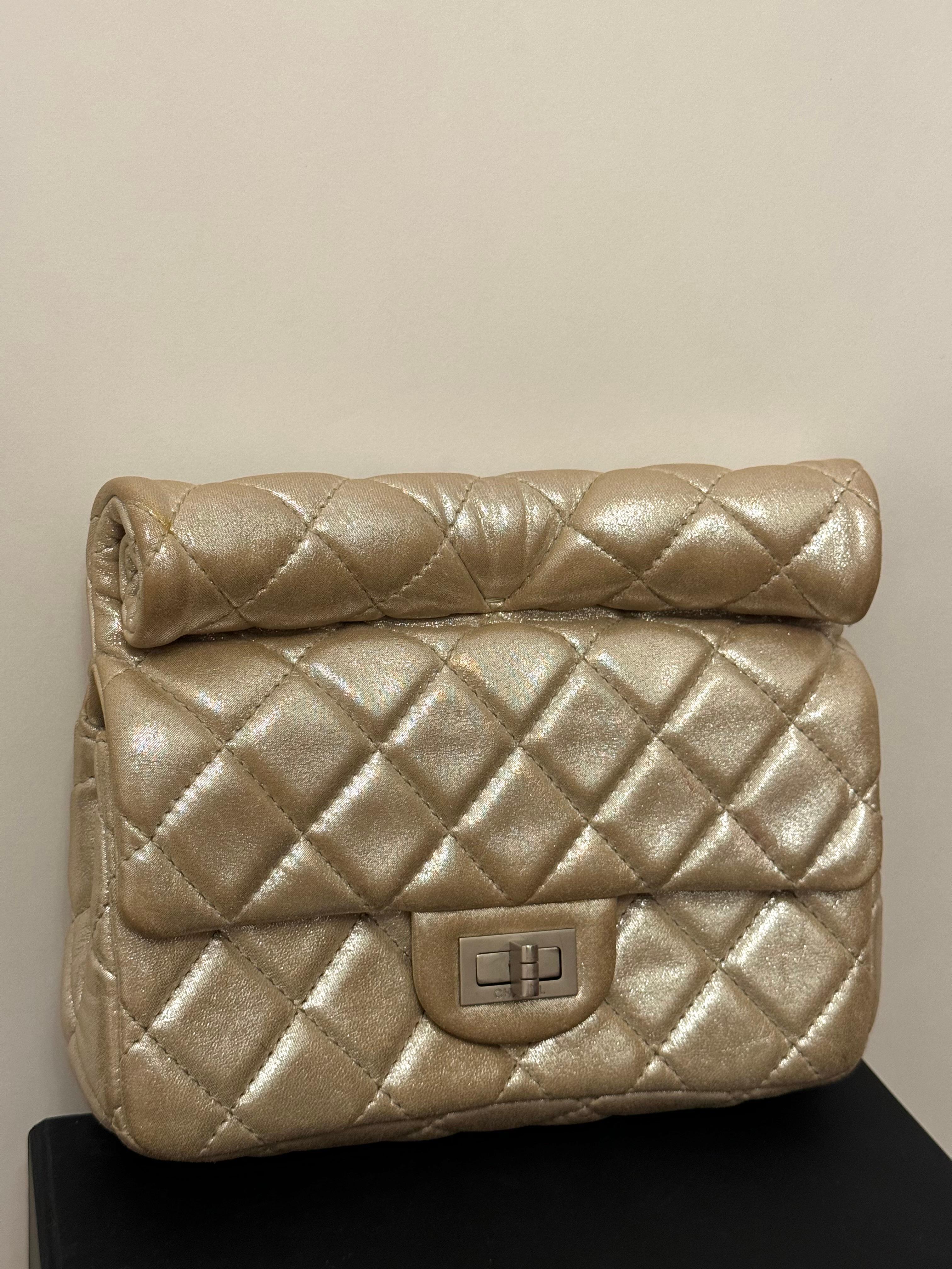 Chanel S/S 2011 reissue pochette rouleau en cuir de veau métallisé or en vente 14