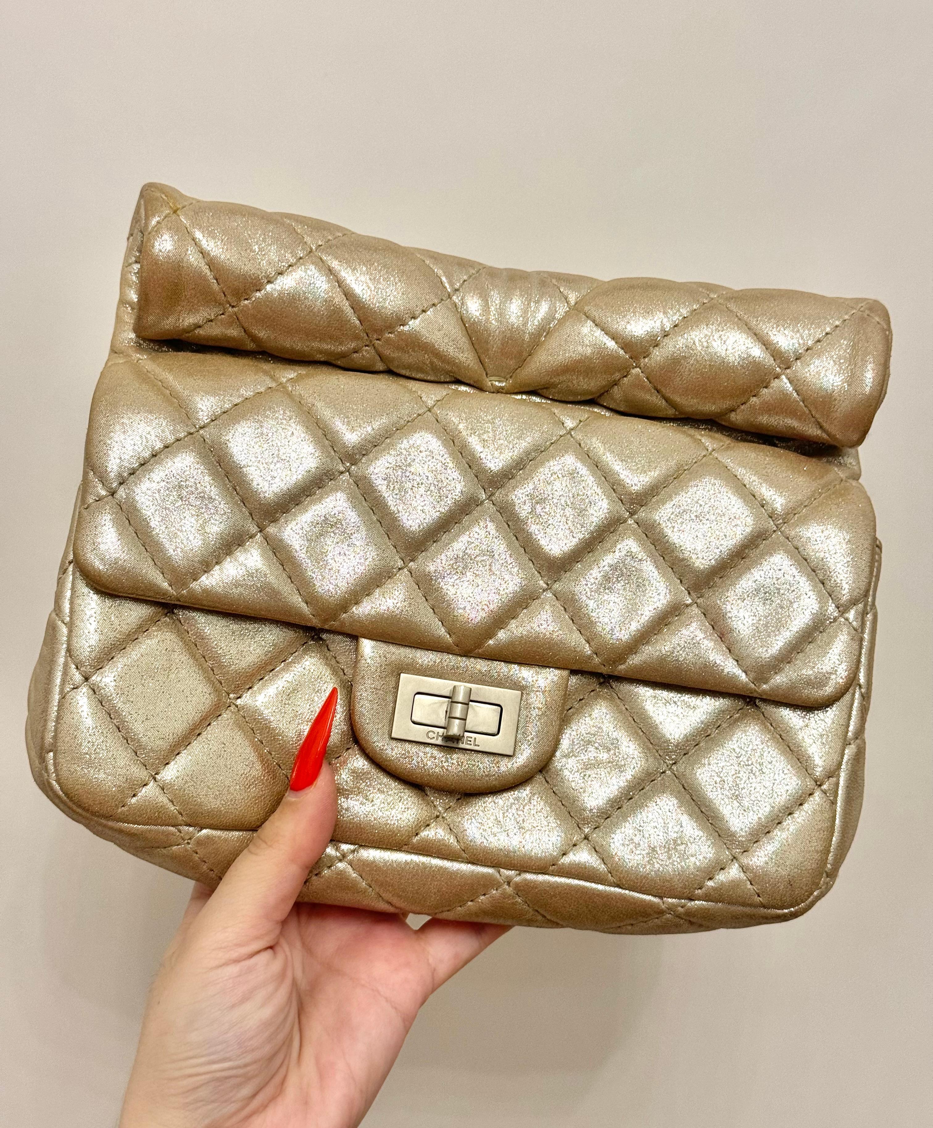Rare pochette à roulettes en cuir de veau matelassé or métallisé de la collection Chanel Printemps Eté 2011 par Karl Lagerfeld en édition limitée, elle est accompagnée de sa carte d'authenticité. 