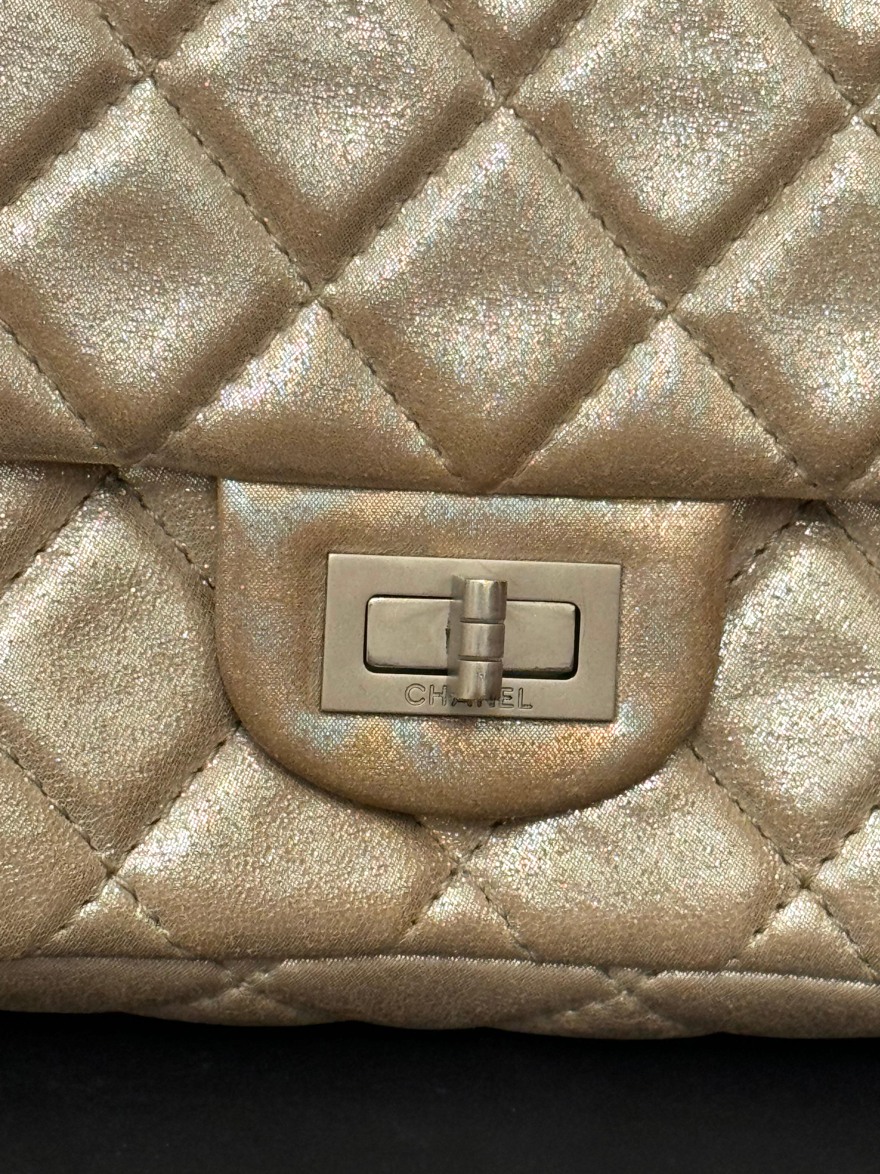 Chanel S/S 2011 reissue pochette rouleau en cuir de veau métallisé or en vente 15