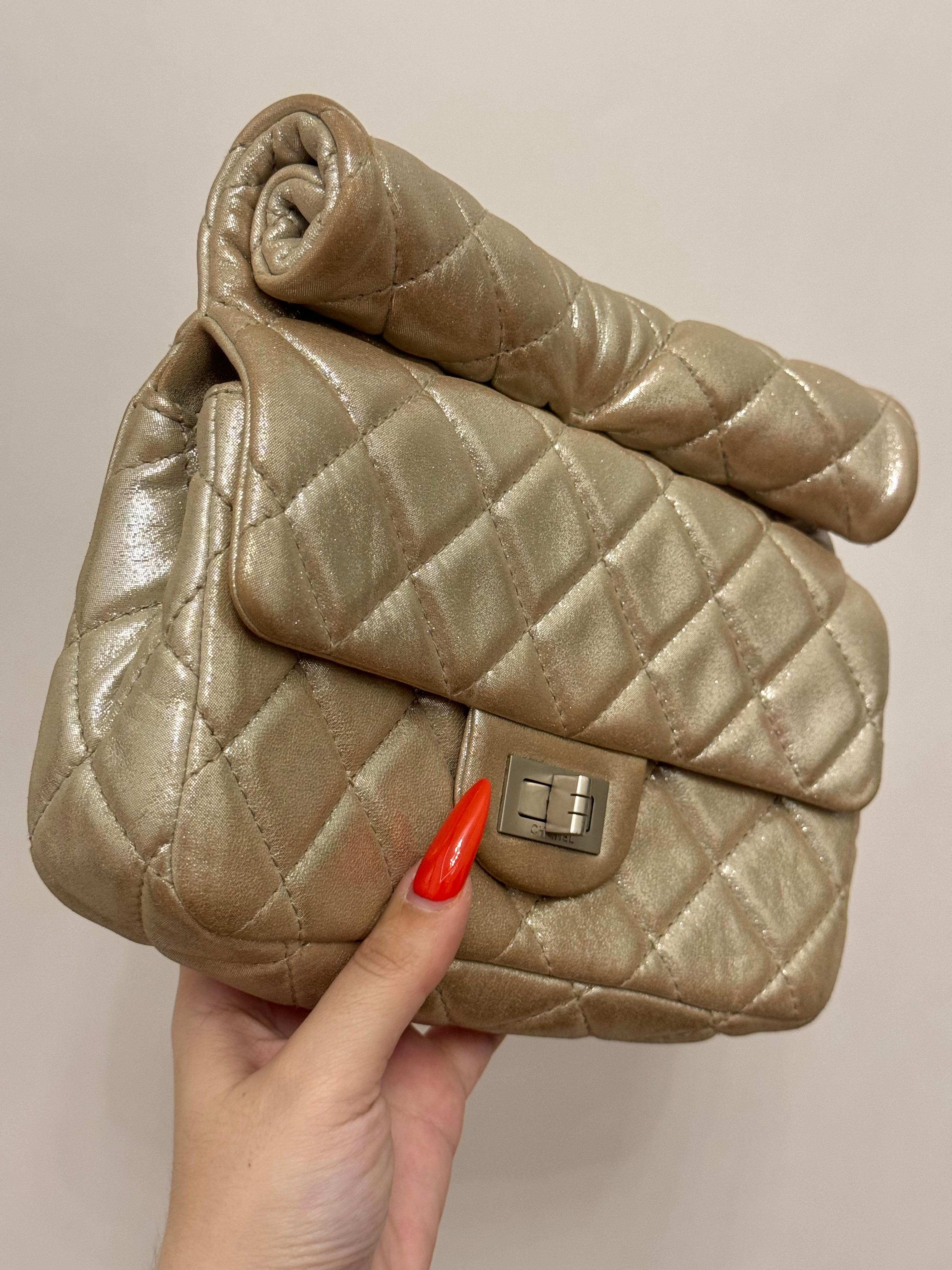 Marron Chanel S/S 2011 reissue pochette rouleau en cuir de veau métallisé or en vente