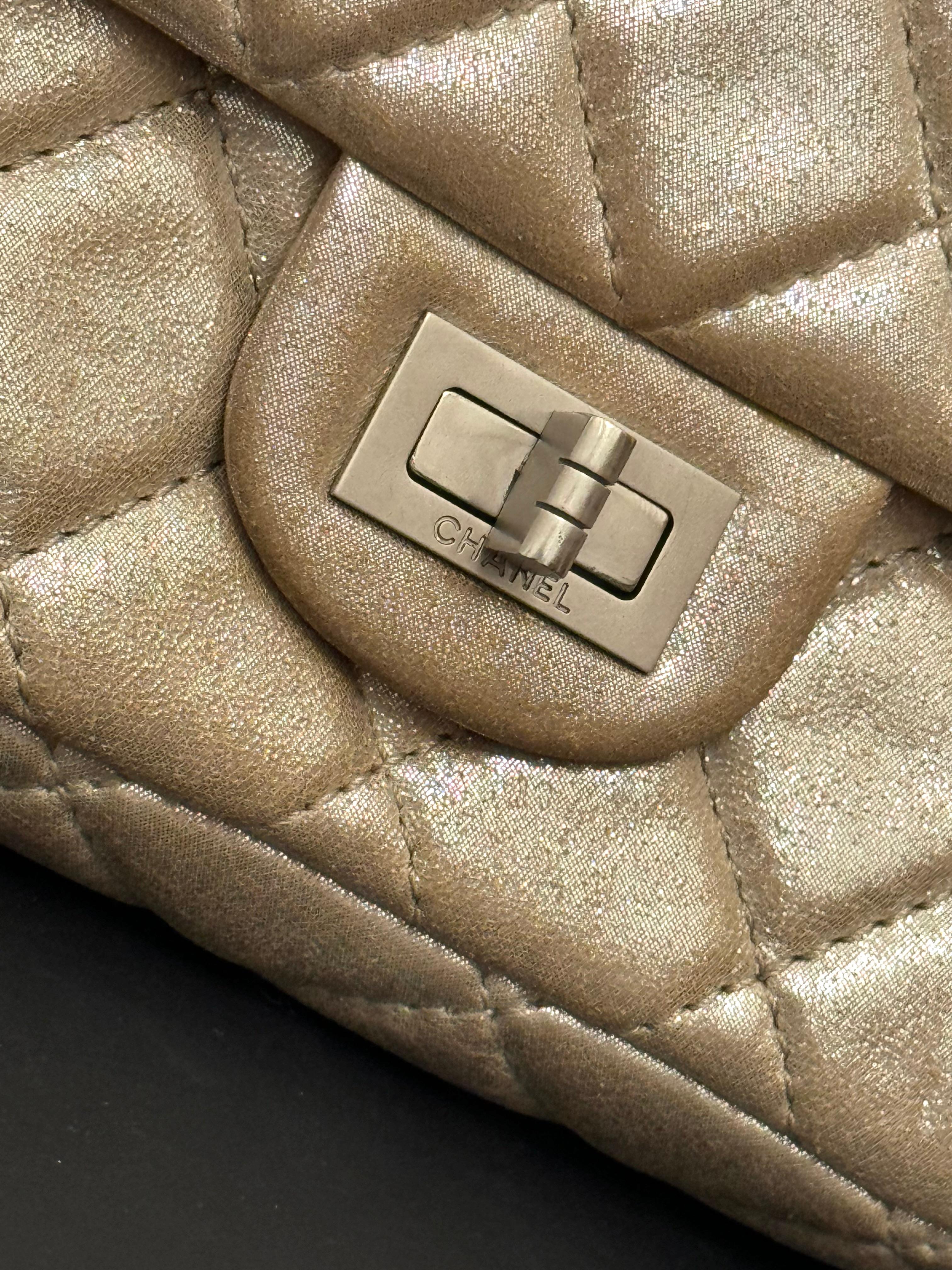 Chanel S/S 2011 reissue pochette rouleau en cuir de veau métallisé or Excellent état - En vente à PARIS, FR