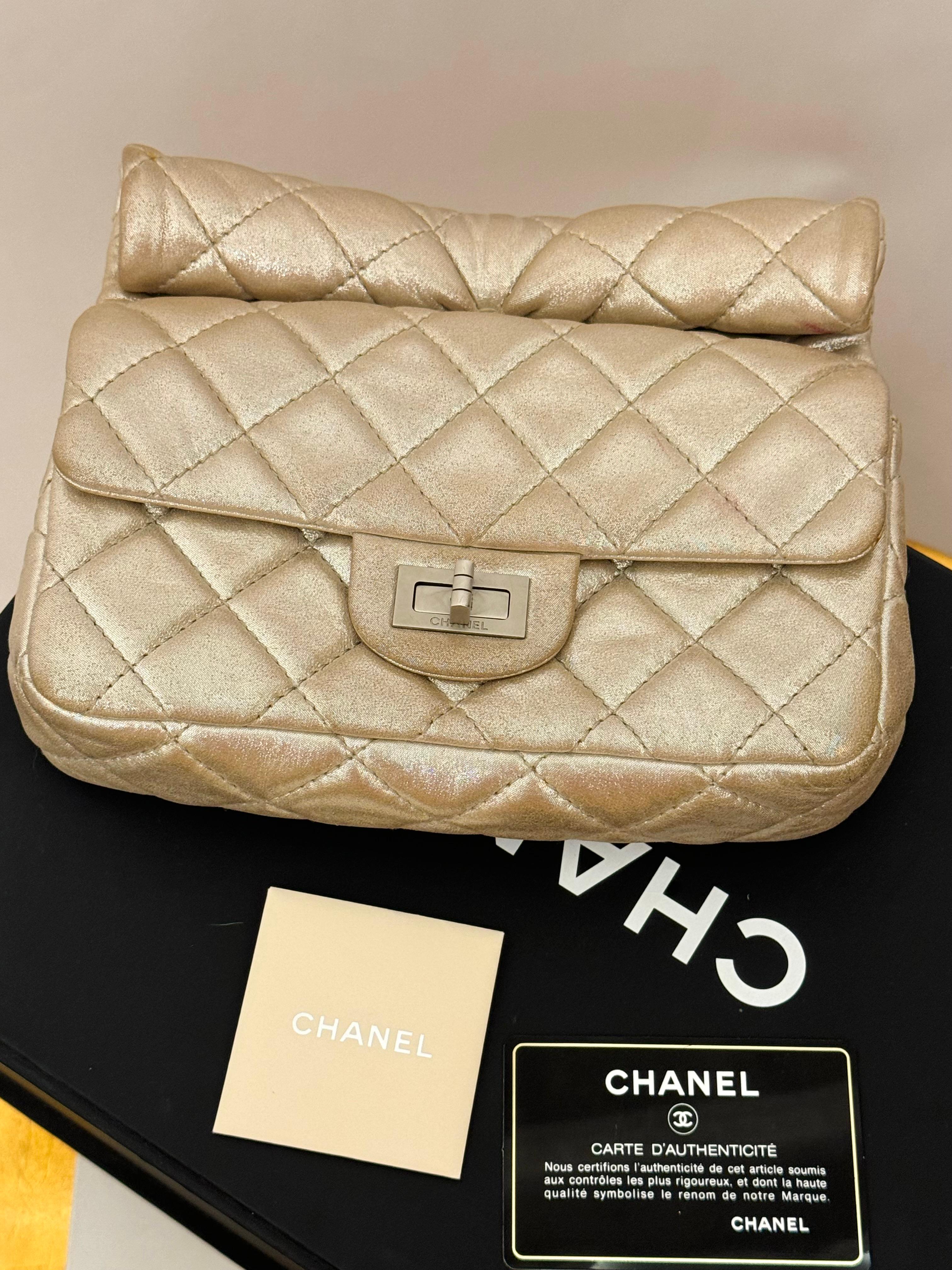 Chanel S/S 2011 reissue pochette rouleau en cuir de veau métallisé or Unisexe en vente