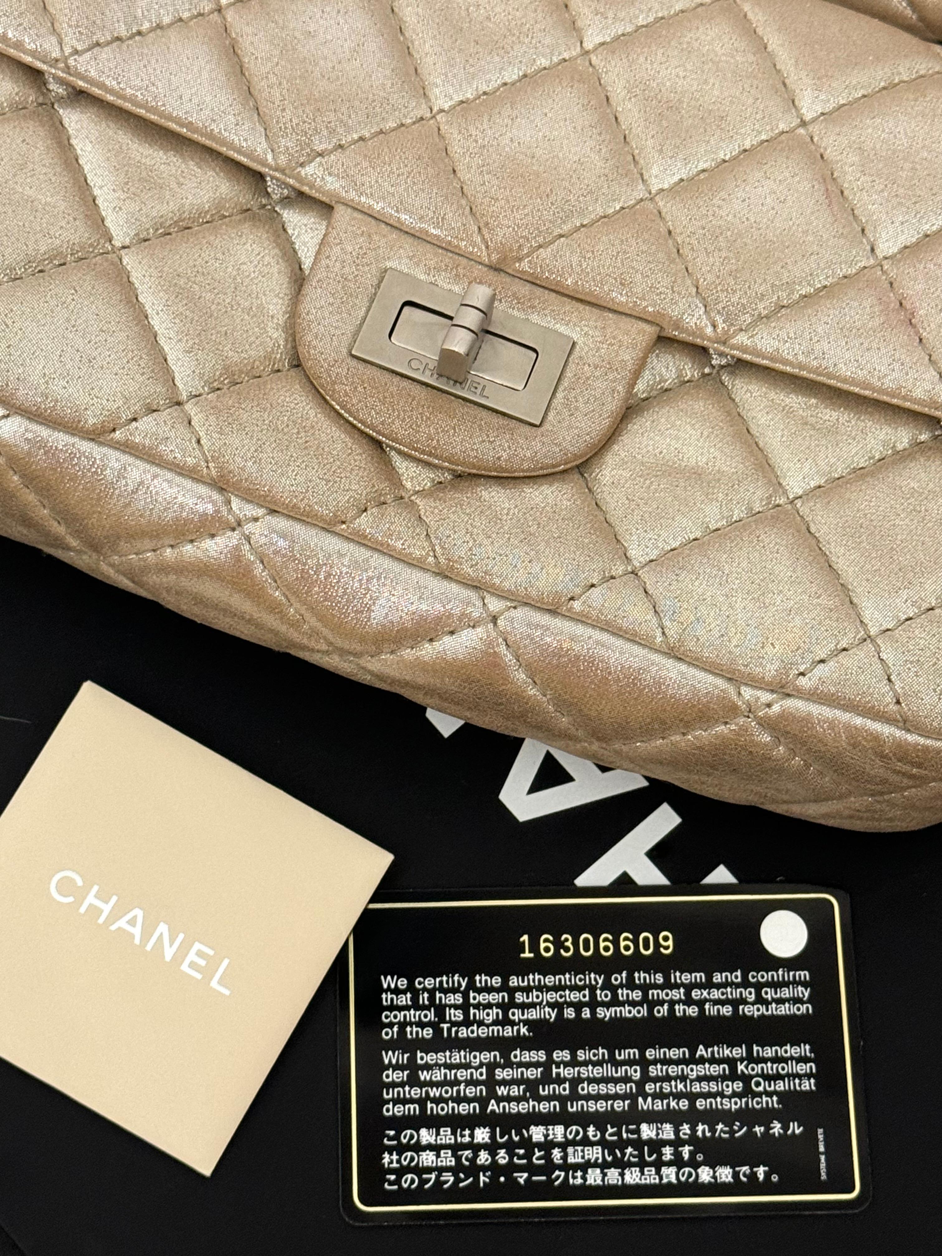 Chanel S/S 2011 reissue pochette rouleau en cuir de veau métallisé or en vente 1