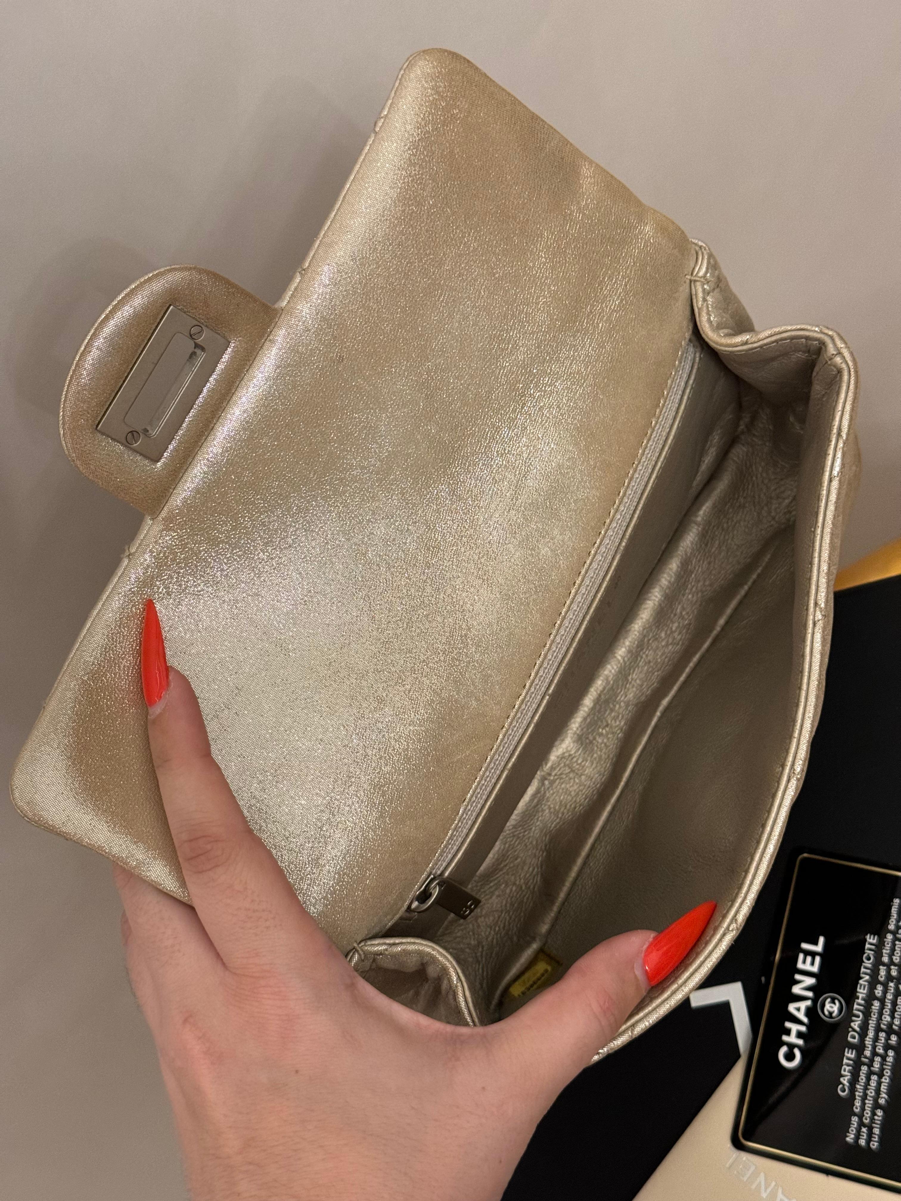 Chanel S/S 2011 reissue pochette rouleau en cuir de veau métallisé or en vente 2