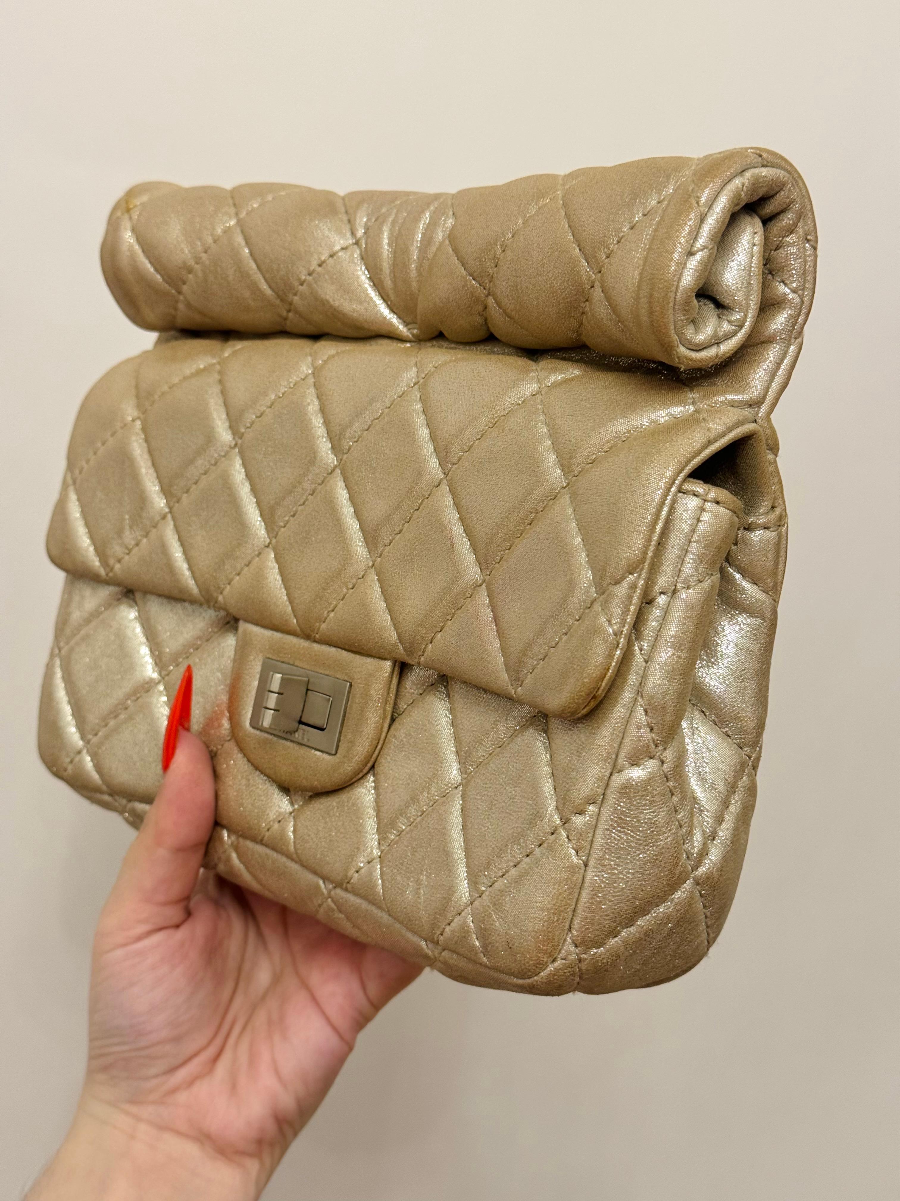 Chanel S/S 2011 reissue pochette rouleau en cuir de veau métallisé or en vente 4