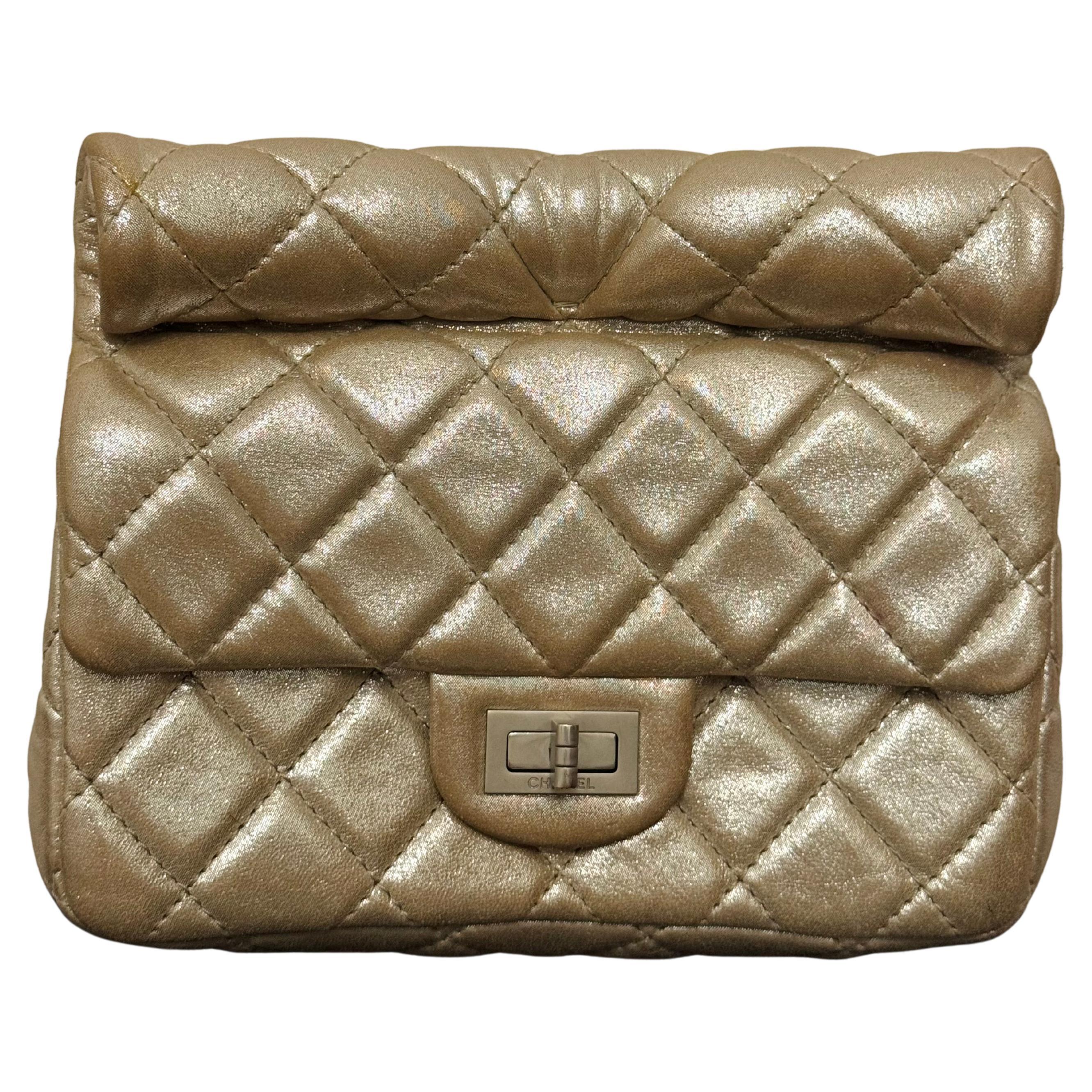 Chanel S/S 2011 reissue pochette rouleau en cuir de veau métallisé or en vente