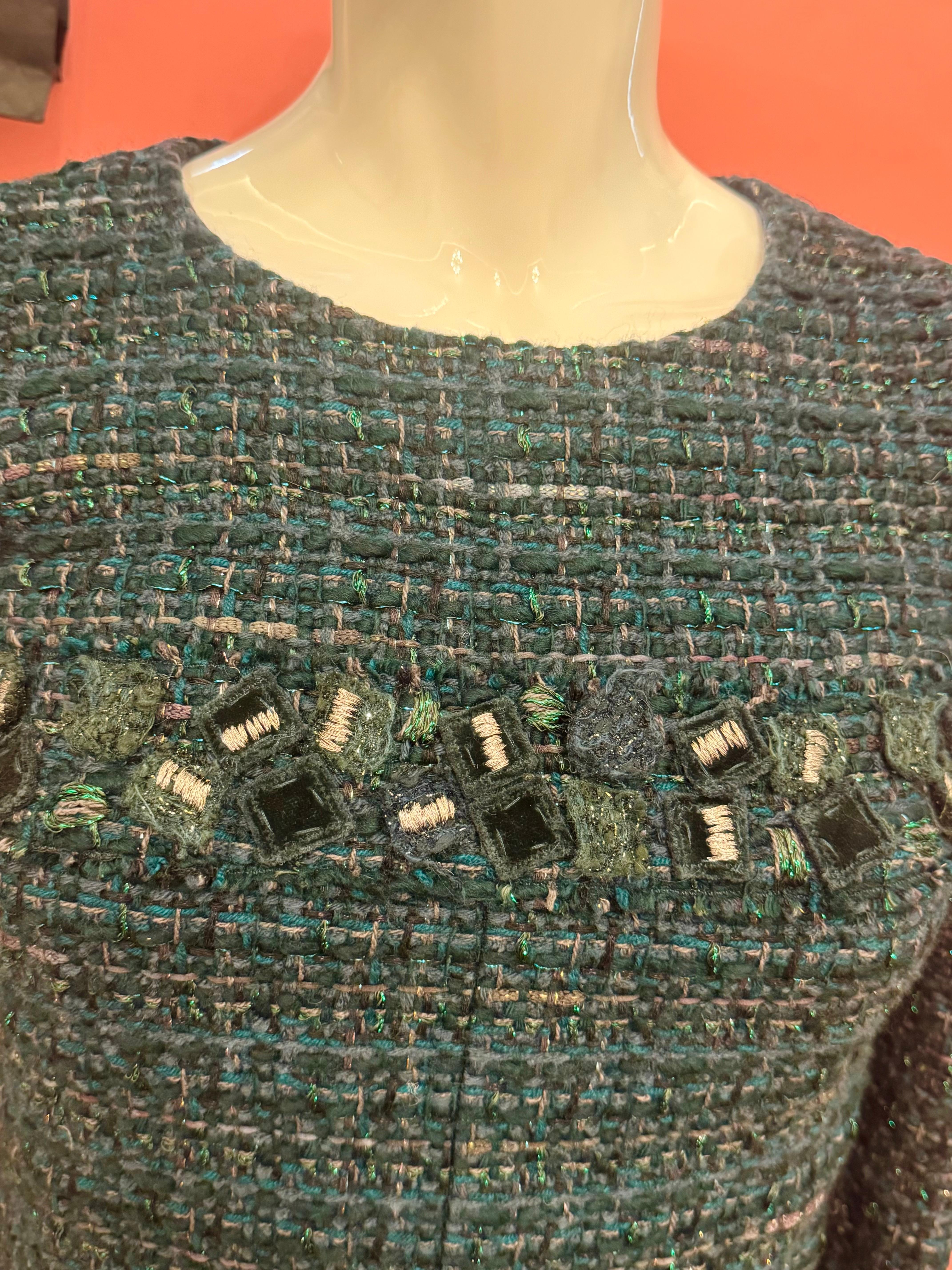Chanel printemps été 2012 robe fantaisie en tweed vert, taille 34 FR elle va à l'US 0 et à l'US 2. Très bon état 