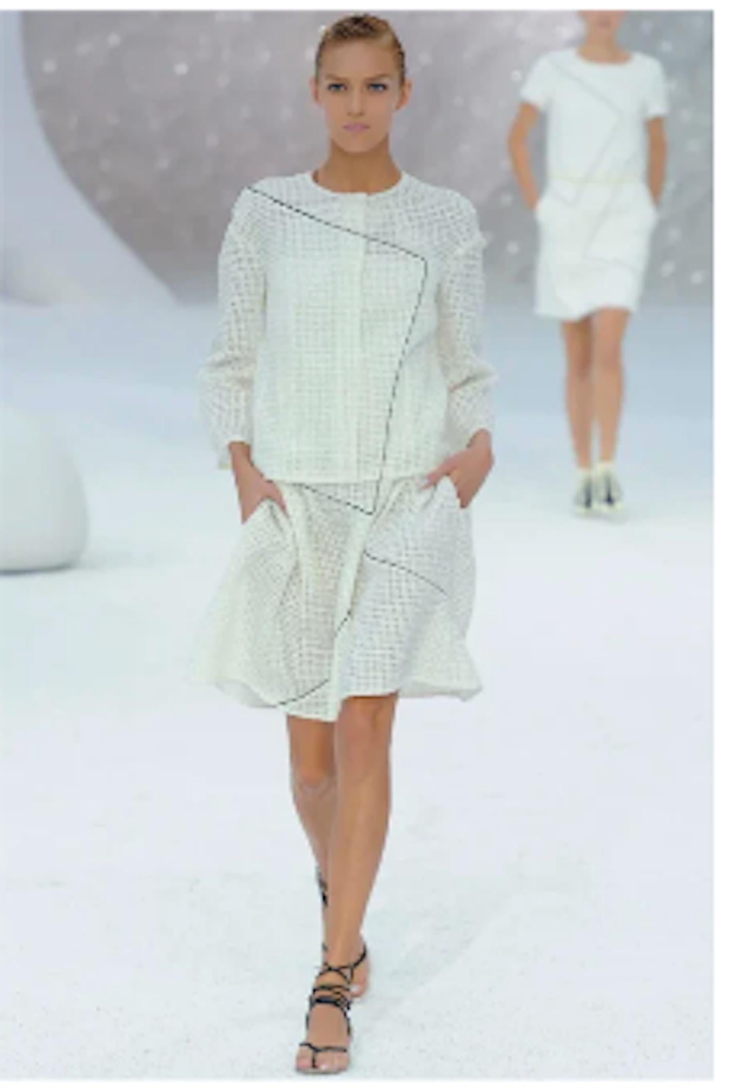 Chanel S/S 2012 Look 7 - Robe blanche avec détails noirs en vente 1