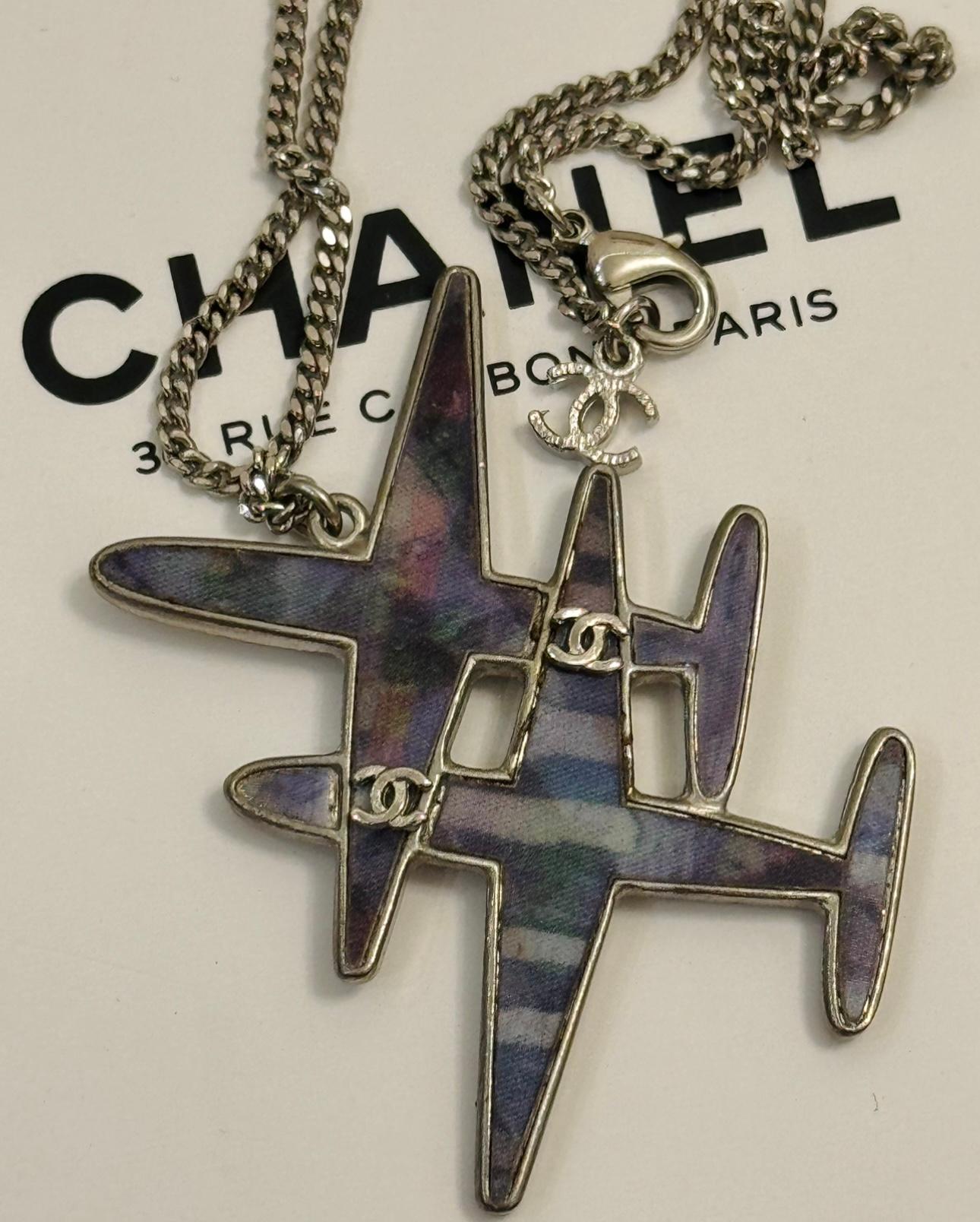 Chanel Spring summer 2016 airlines collection runway sample (no stamp) holographic planes neckkace, 2 différents way to wear si plus court ou plus long. 