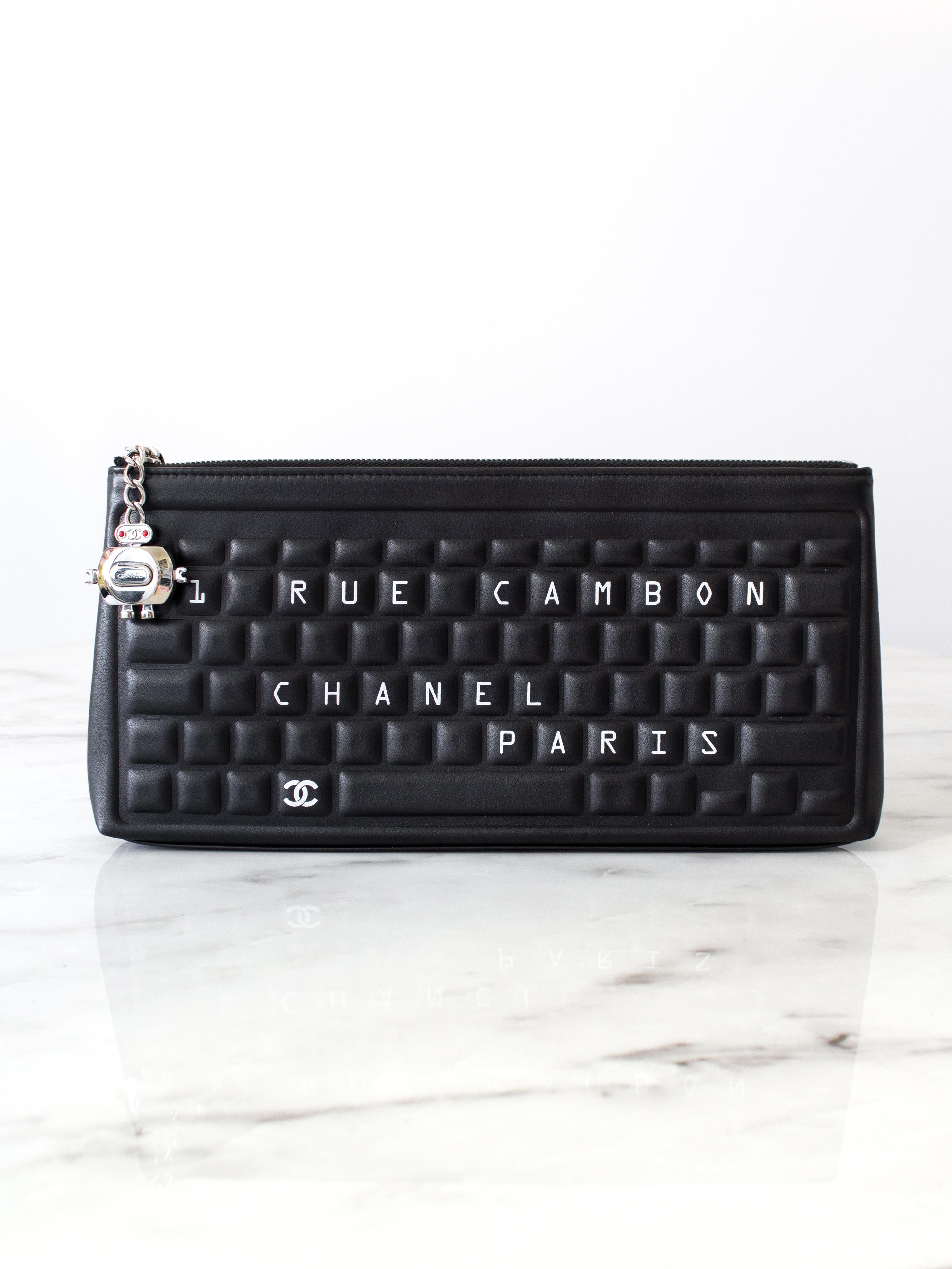 Die begehrteste Keyboard-Clutch aus der Chanel Data Center Collection Frühjahr/Sommer 2017 ist der Inbegriff von Technik und Mode. Diese elegante Clutch-Tasche ist ein Muss für jede technikbegeisterte Fashionista oder begeisterte Sammlerin. Sie ist