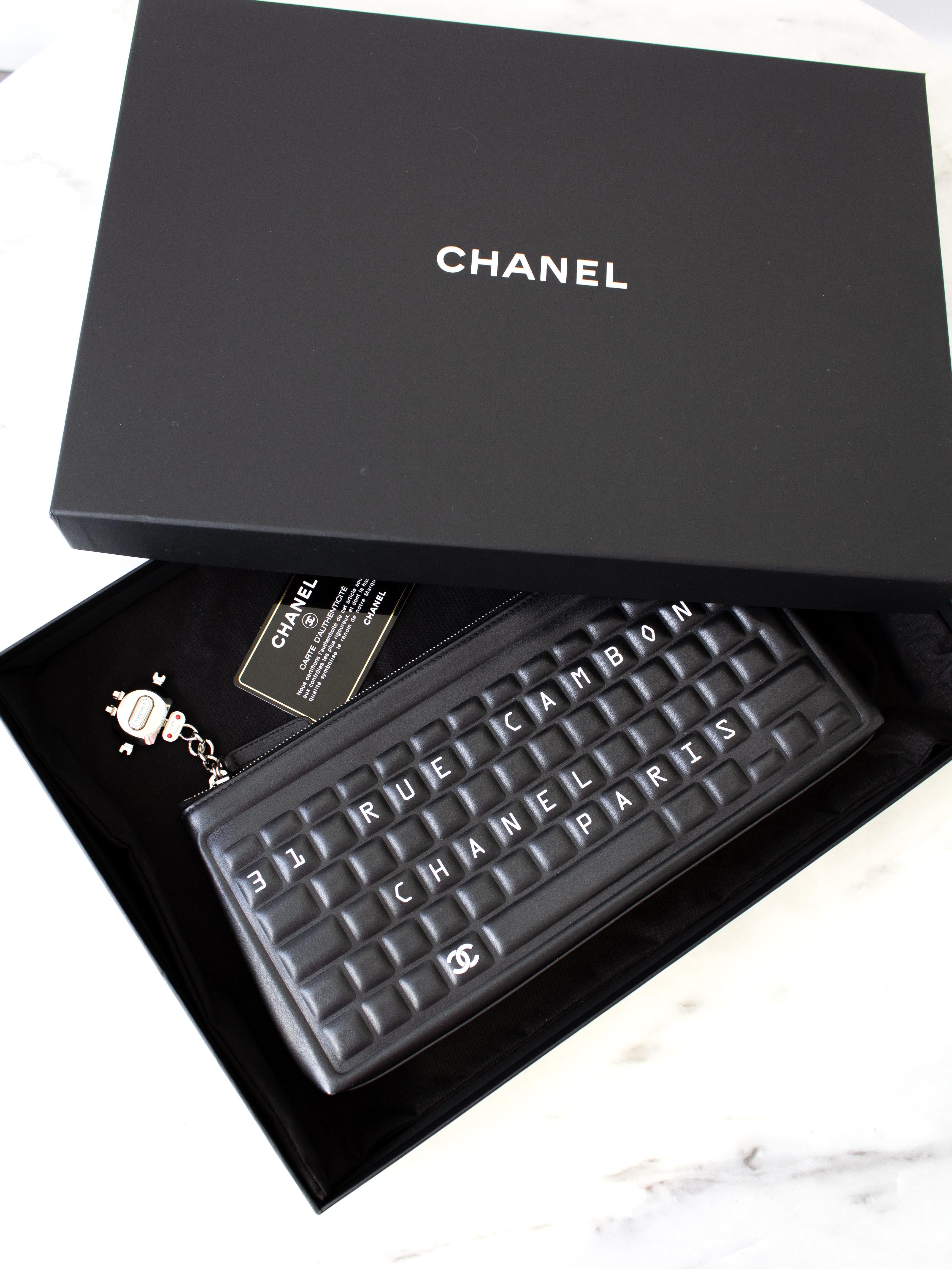 Chanel S/S 2017 Data Center Black Silver Robot Cocobot Pochette Keyboard en cuir  Bon état - En vente à Jersey City, NJ