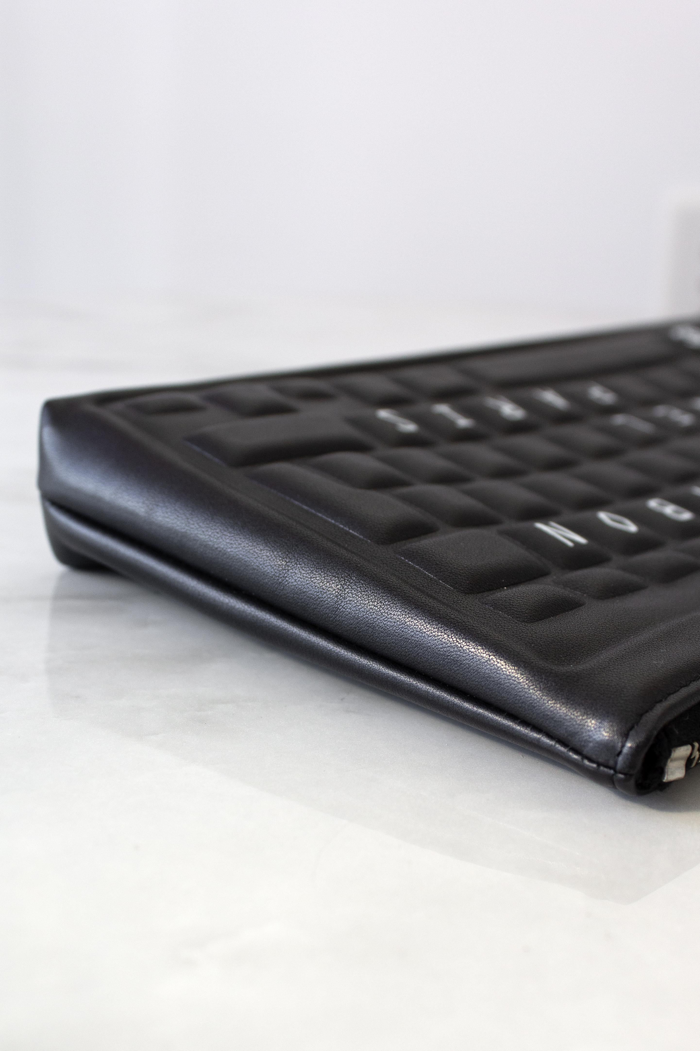 Chanel S/S 2017 Data Center Black Silver Robot Cocobot Pochette Keyboard en cuir  en vente 1