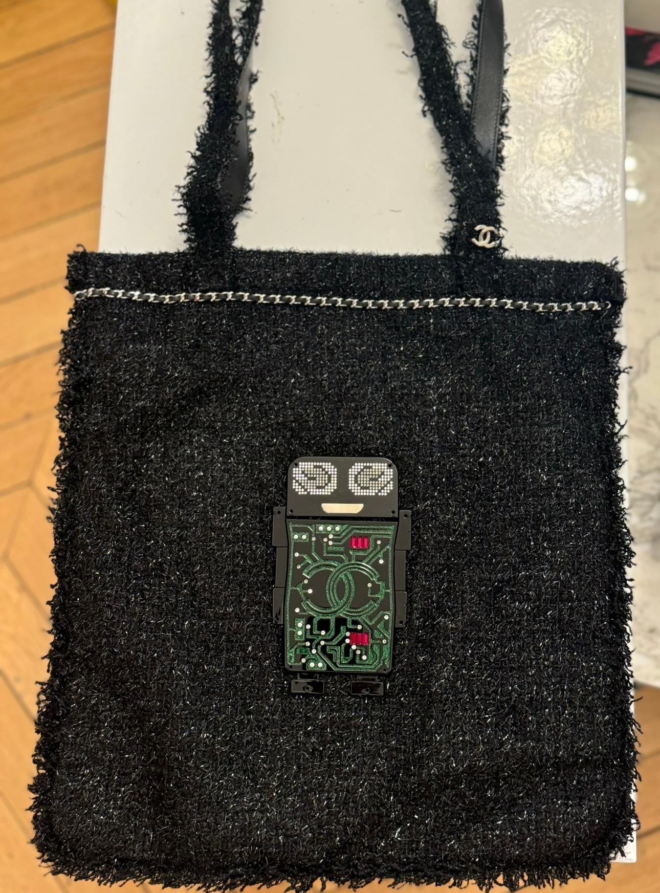 Chanel S/S 2017 EDICIÓN LIMITADA Bolsa de transporte de tweed Robot Negro en venta