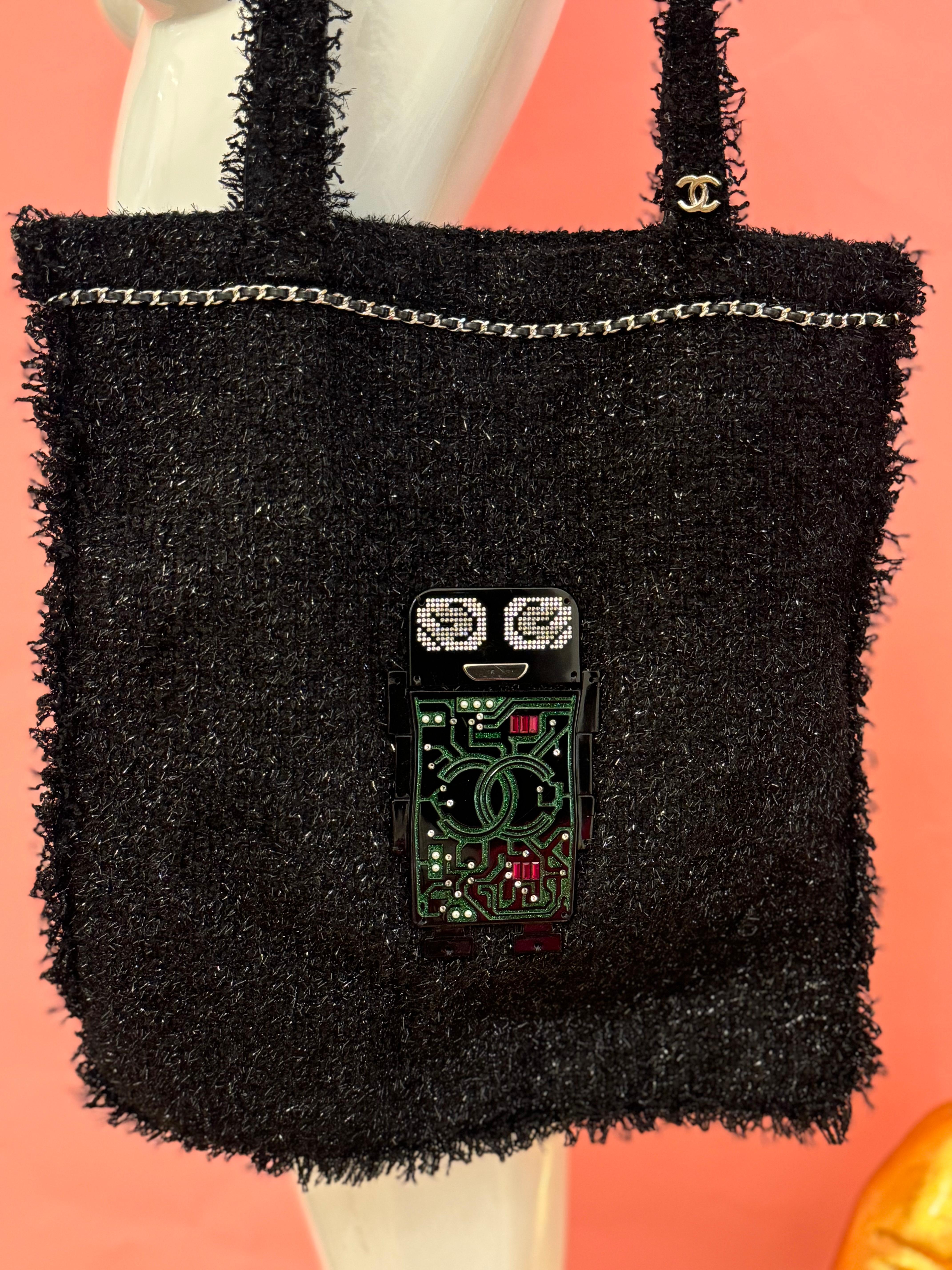 Chanel S/S 2017 EDICIÓN LIMITADA Bolsa de transporte de tweed Robot en venta 3