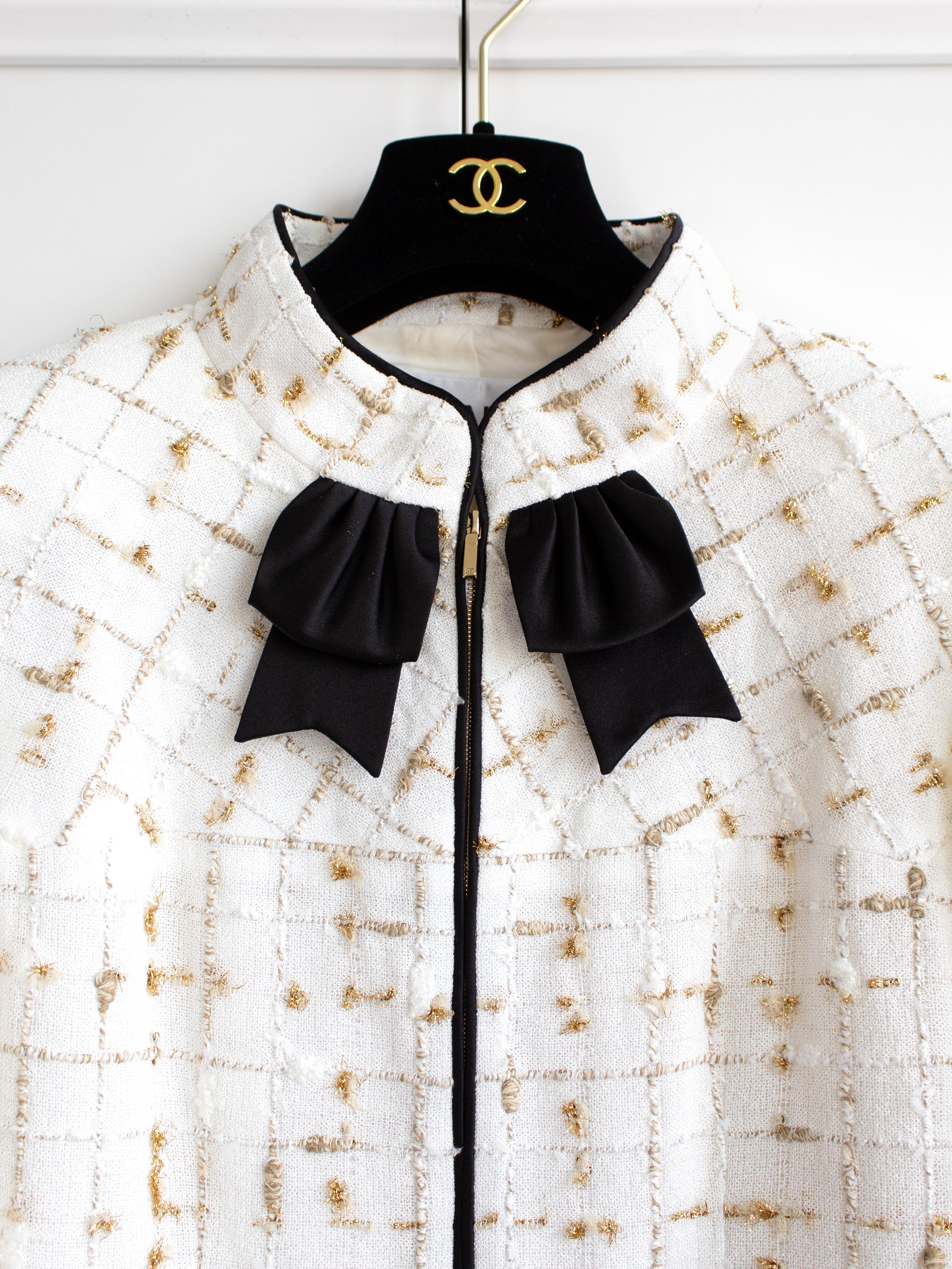 Chanel F/S 2019 By The Sea Weißgold Schwarze Jacke mit Schleife verschönert 19P 19S Jacke  im Angebot 1
