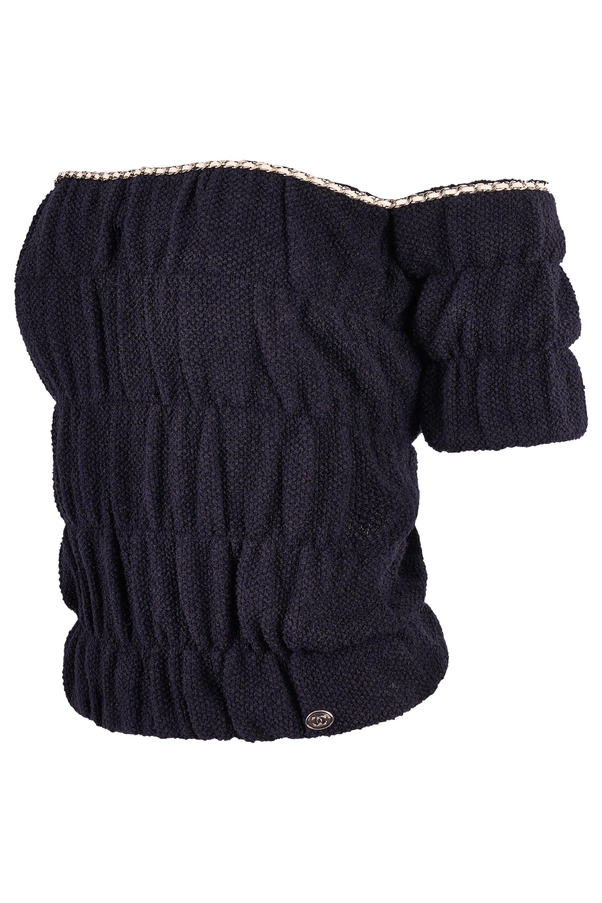  Chanel Spring Summer 2021 Navy Blue Off Shoulder Knit Top. En coton bleu marine, ce modèle présente une texture froncée.  L'encolure décolletée est délicatement ornée de détails tressés contrastants, de manches courtes et de la plaque emblématique