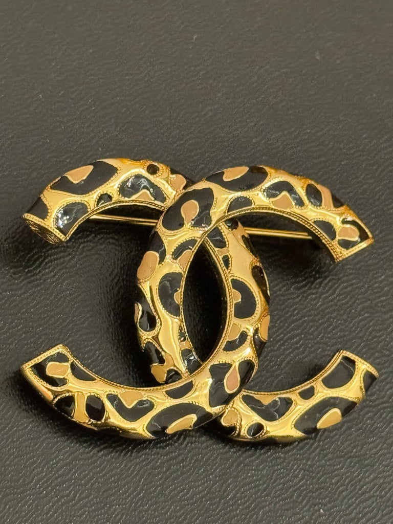 Chanel S/S 2022 leopard oversized CC logo brooch at 1stDibs display picture 1