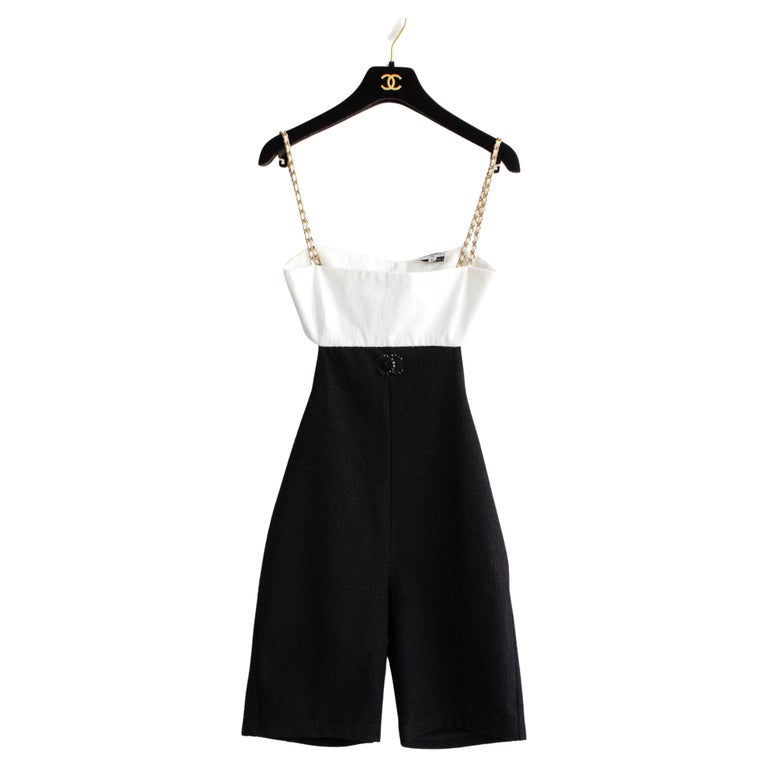 Combinaison fourreau CC 22S Chanel S/S 2022, blanche, noire et