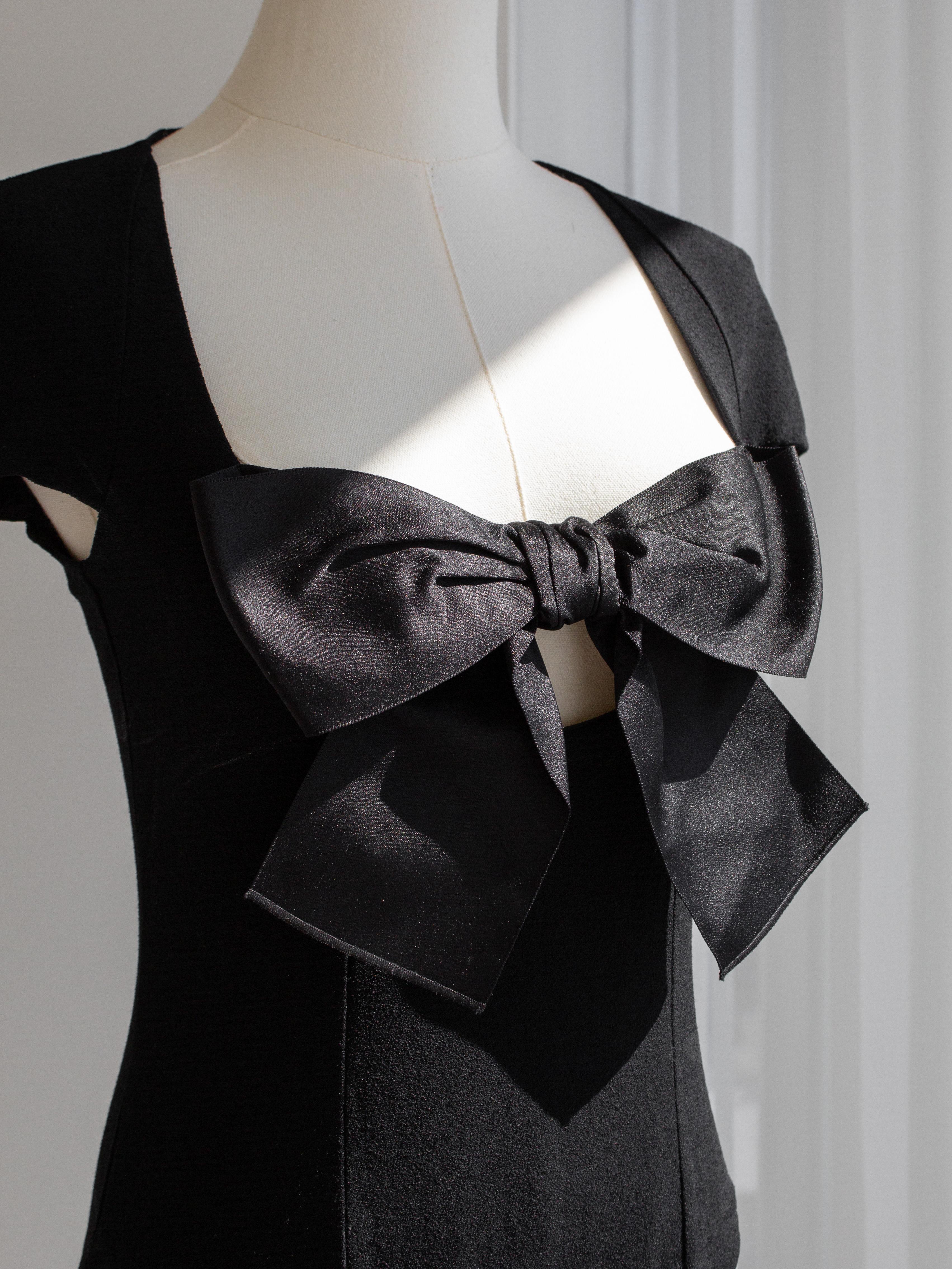 Chanel P/E 2023 - Top Body CC 23S con fiocco in raso nero 5